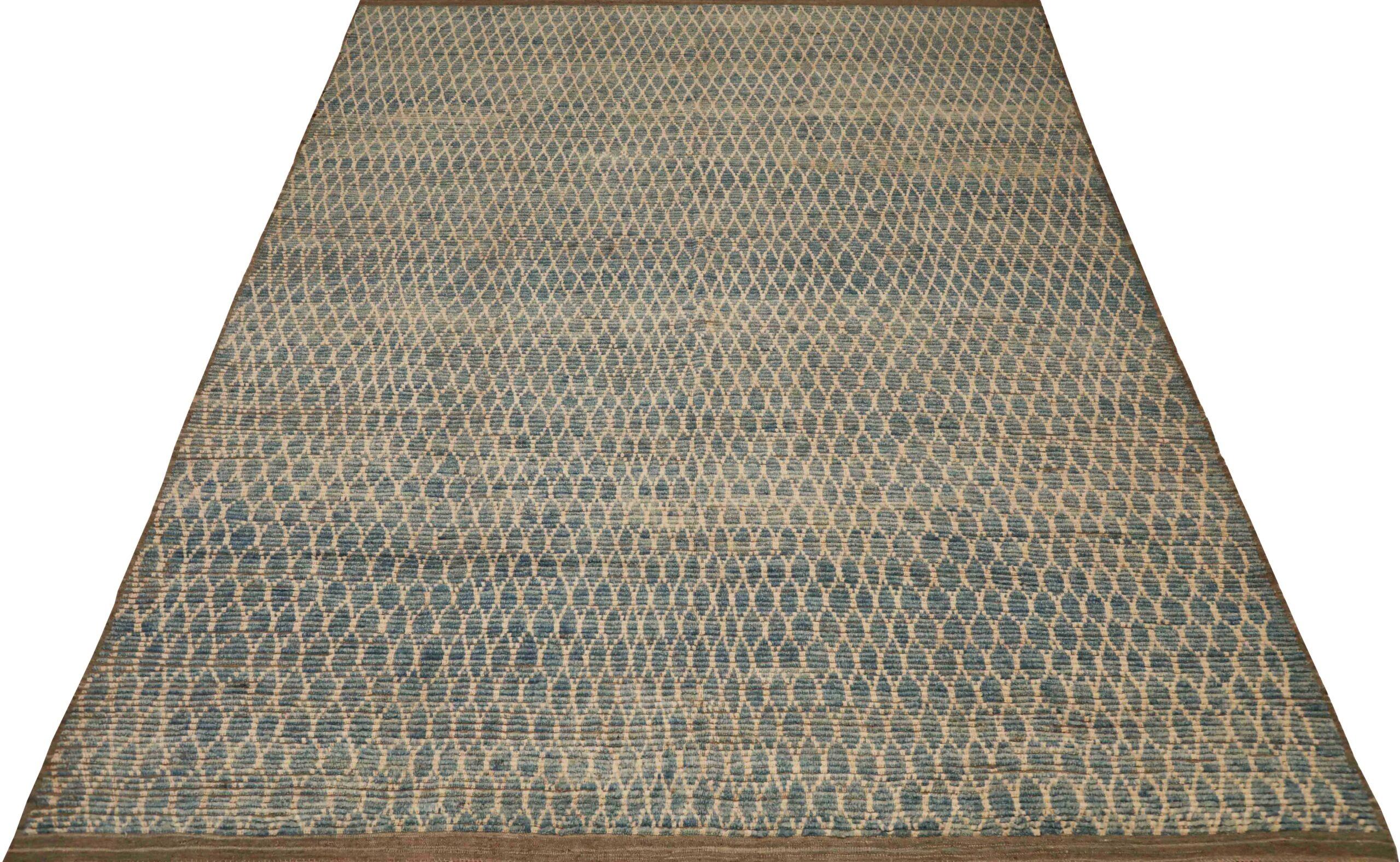 Entdecken Sie die Eleganz der marokkanischen Teppiche aus Afghanistan, die um 1990 entstanden sind. Dieses exklusive Design aus Wolle und Blau-Elfenbein eignet sich perfekt, um Ihren Raum zu verschönern.