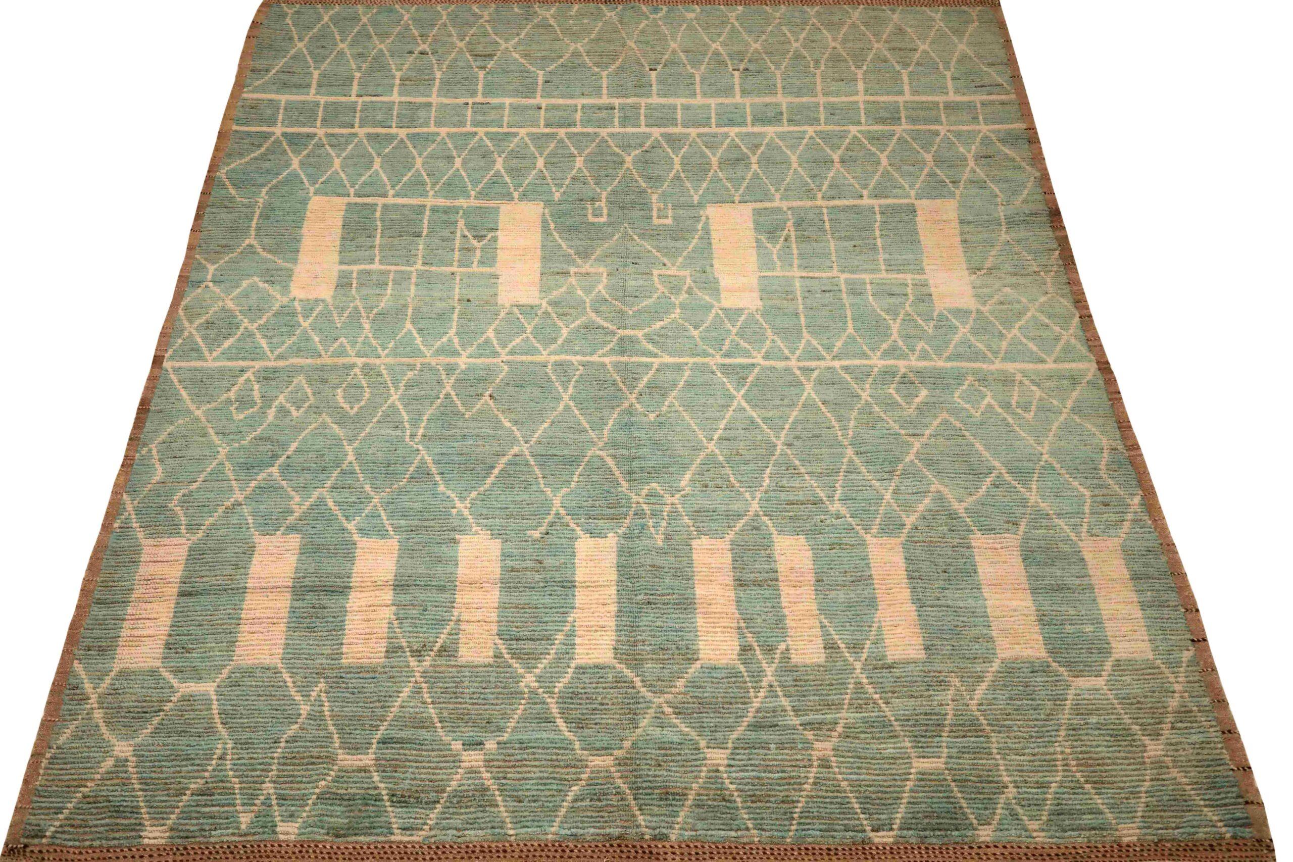 Scopri l'eleganza dell'Afghanistan marocchino con i tappeti CIRCA del 1990. Progettato con lana e blu-avorio, questo design esclusivo è perfetto per valorizzare il tuo spazio.