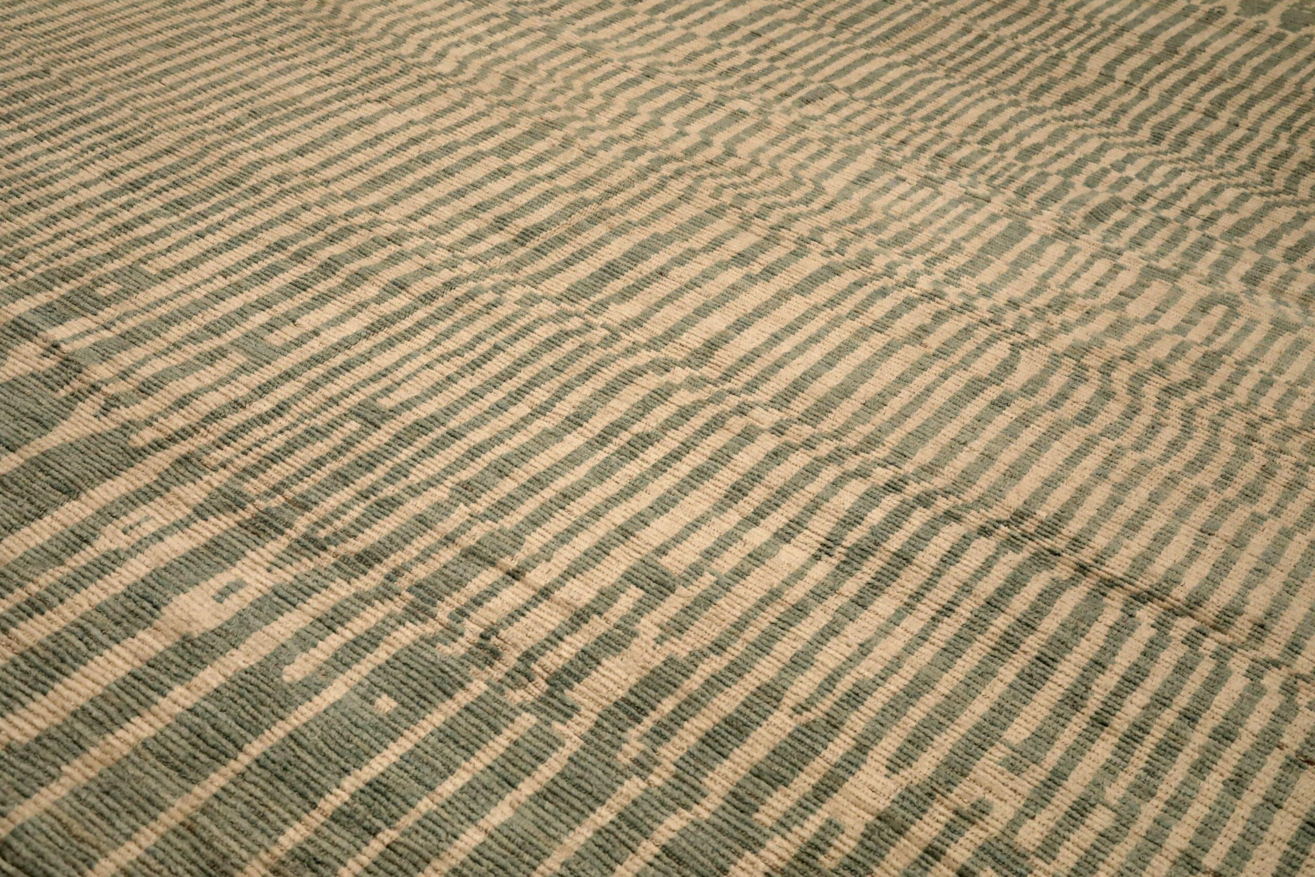 Scopri l'eleganza dell'Afghanistan marocchino con i tappeti CIRCA del 1990. Progettato con lana e blu-avorio, questo design esclusivo è perfetto per valorizzare il tuo spazio.