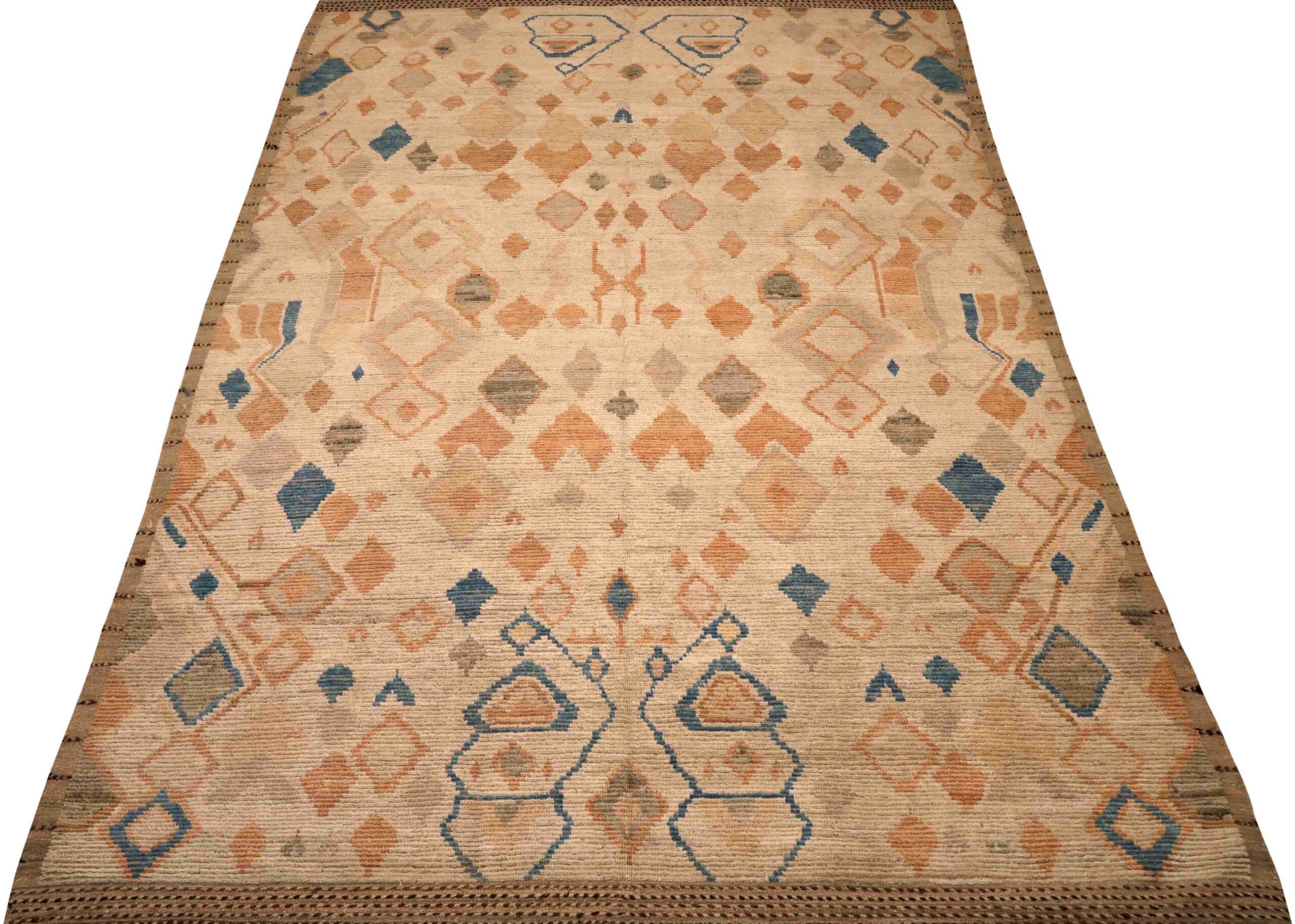 Descubre la elegancia de las alfombras marroquíes de Afganistán de Circa 1990. Diseñado con lana y azul-marfil-naranja, este diseño exclusivo es perfecto para realzar tu espacio.