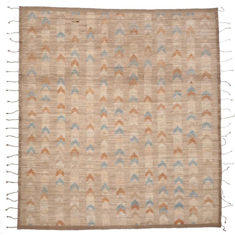 Scopri l'eleganza dell'Afghanistan marocchino con i tappeti CIRCA del 1990. Progettato con lana e blu-avorio-arancio-tortora, questo design esclusivo è perfetto per valorizzare il tuo spazio.