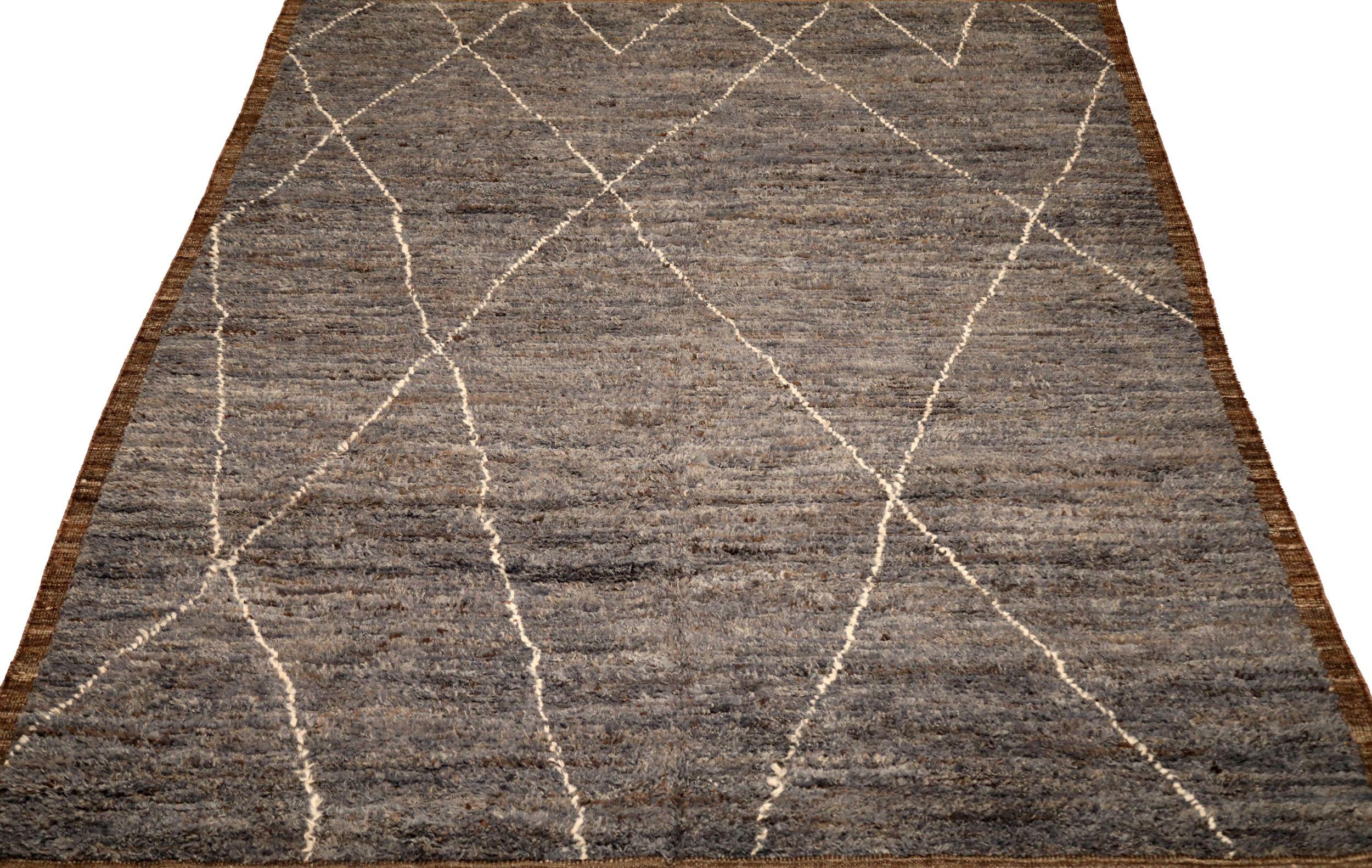Entdecken Sie die Eleganz der marokkanischen Teppiche aus Afghanistan, die um 1990 entstanden sind. Dieses exklusive Design aus Wolle und Braun ist perfekt, um Ihren Raum zu verschönern.