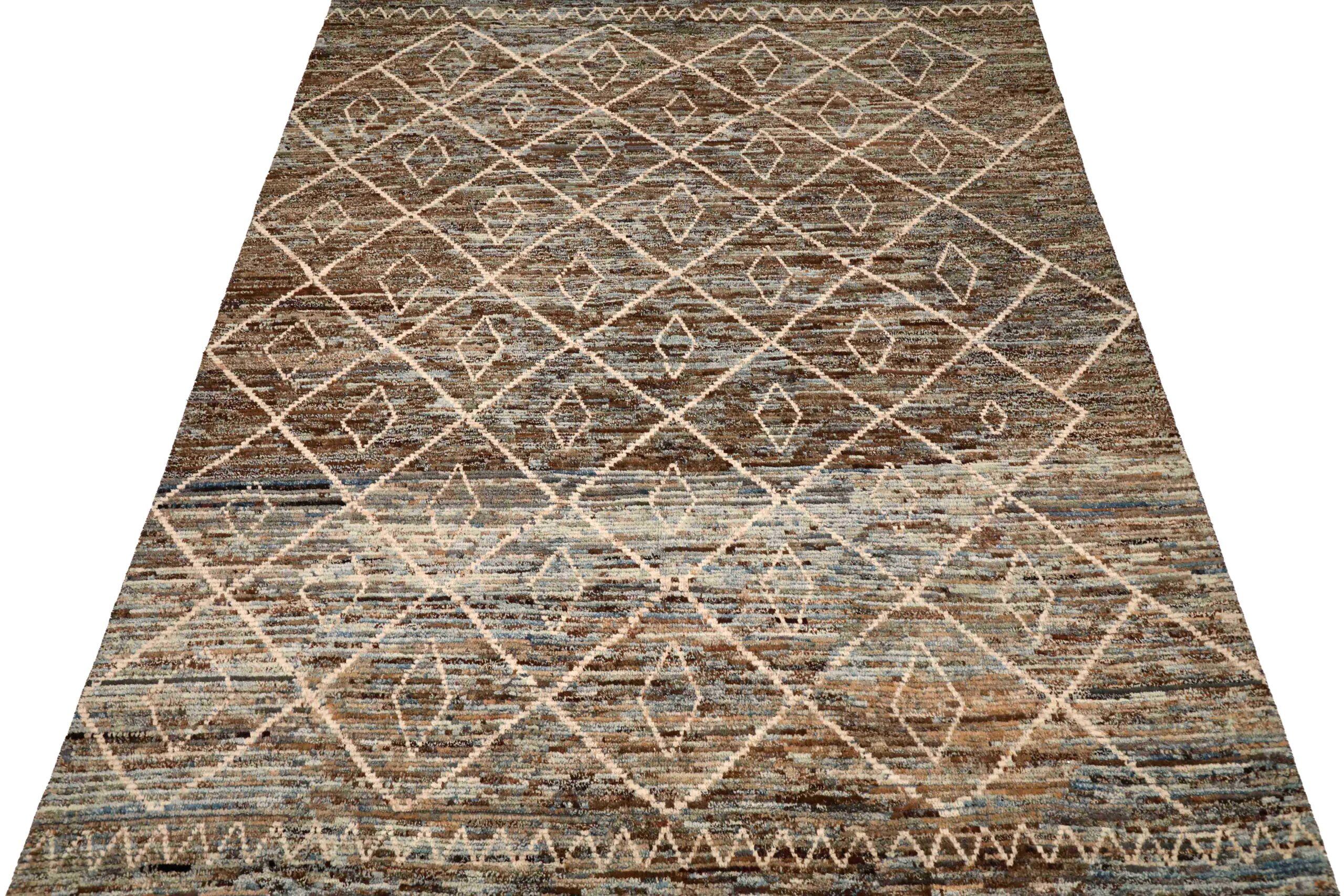 Descubre la elegancia de las alfombras marroquíes de Afganistán de Circa 1990. Diseñado con lana y marrón, este diseño exclusivo es perfecto para realzar tu espacio.