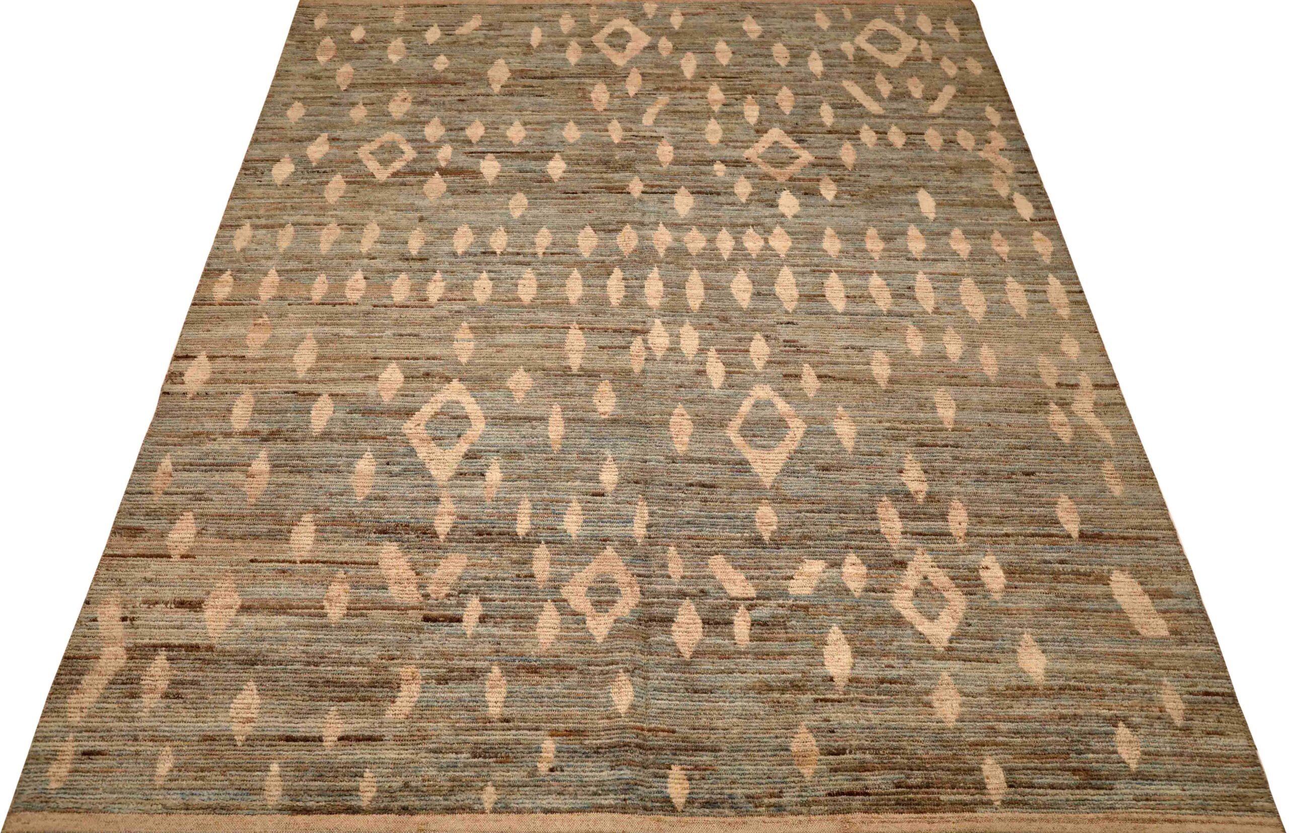 Découvrez l'élégance des tapis d'Afghanistan à motifs marocains de Circa 1990. Conçu avec de la laine et du BrownGrayIvory, ce design exclusif est parfait pour mettre en valeur votre espace.
