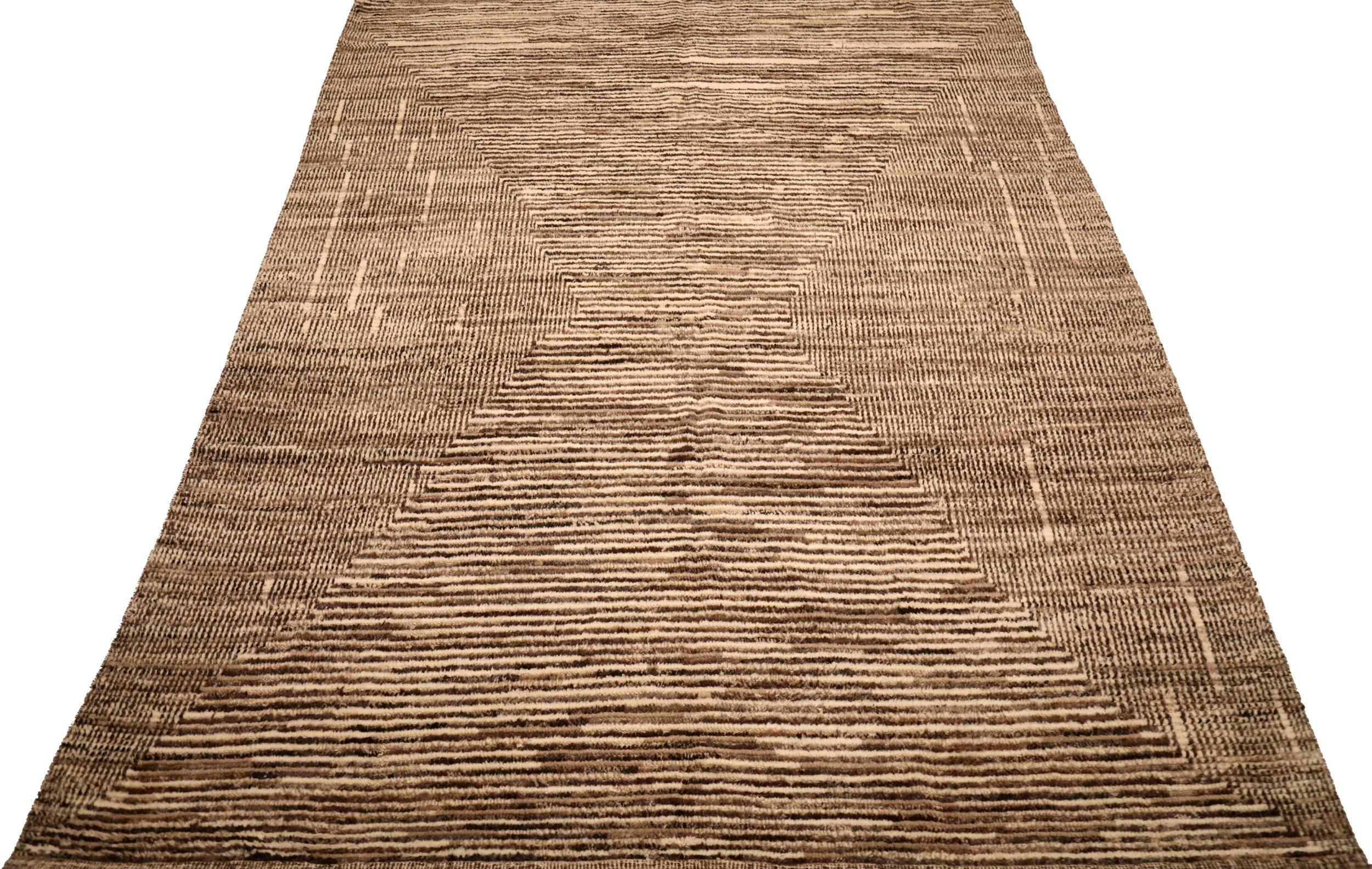 Descubre la elegancia de las alfombras marroquíes de Afganistán de Circa 1990. Diseñado con lana y marrón-marfil, este diseño exclusivo es perfecto para realzar tu espacio.