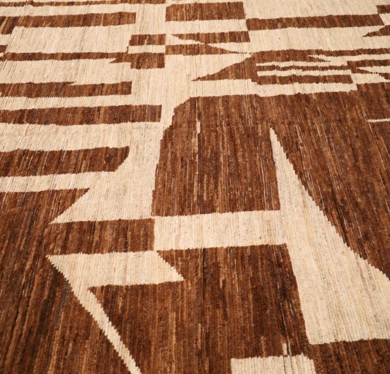 Scopri l'eleganza dell'Afghanistan marocchino con i tappeti CIRCA del 1990. Progettato in lana e marrone-avorio, questo design esclusivo è perfetto per valorizzare il tuo spazio.