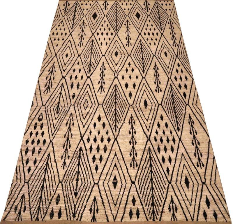Scopri l'eleganza dell'Afghanistan marocchino con i tappeti CIRCA del 1990. Progettato in lana e marrone-avorio, questo design esclusivo è perfetto per valorizzare il tuo spazio.