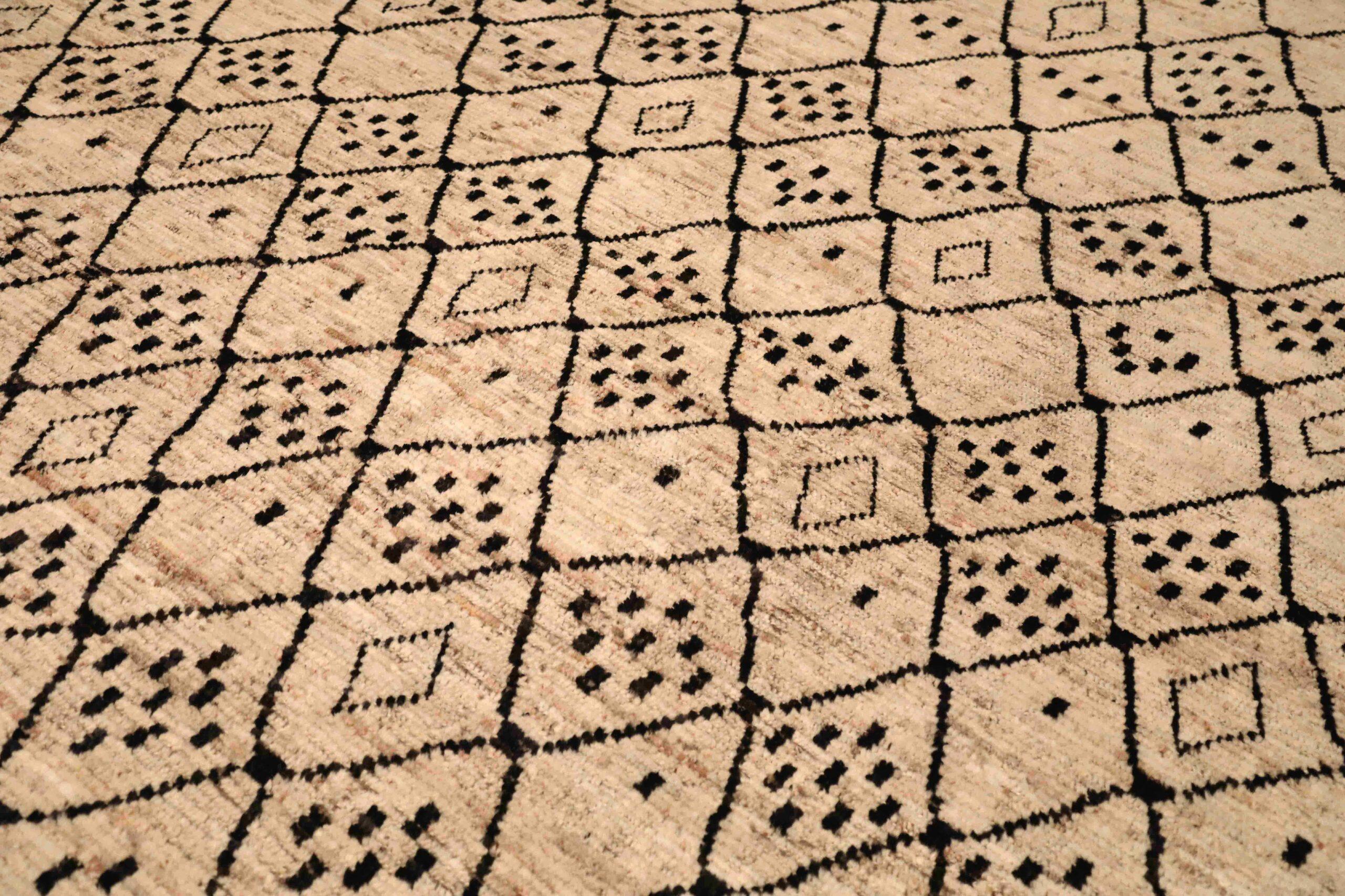 Scopri l'eleganza dell'Afghanistan marocchino con i tappeti CIRCA del 1990. Progettato in lana e marrone-avorio, questo design esclusivo è perfetto per valorizzare il tuo spazio.
