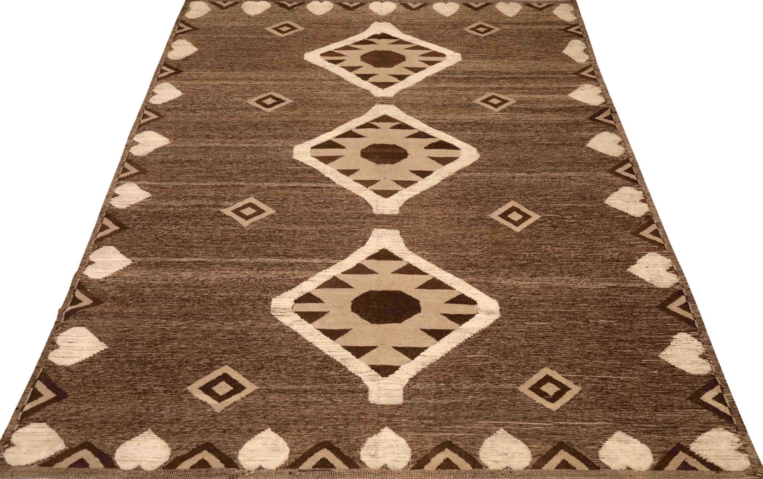 Scopri l'eleganza dell'Afghanistan marocchino con i tappeti CIRCA del 1990. Progettato in lana e marrone-avorio, questo design esclusivo è perfetto per valorizzare il tuo spazio.