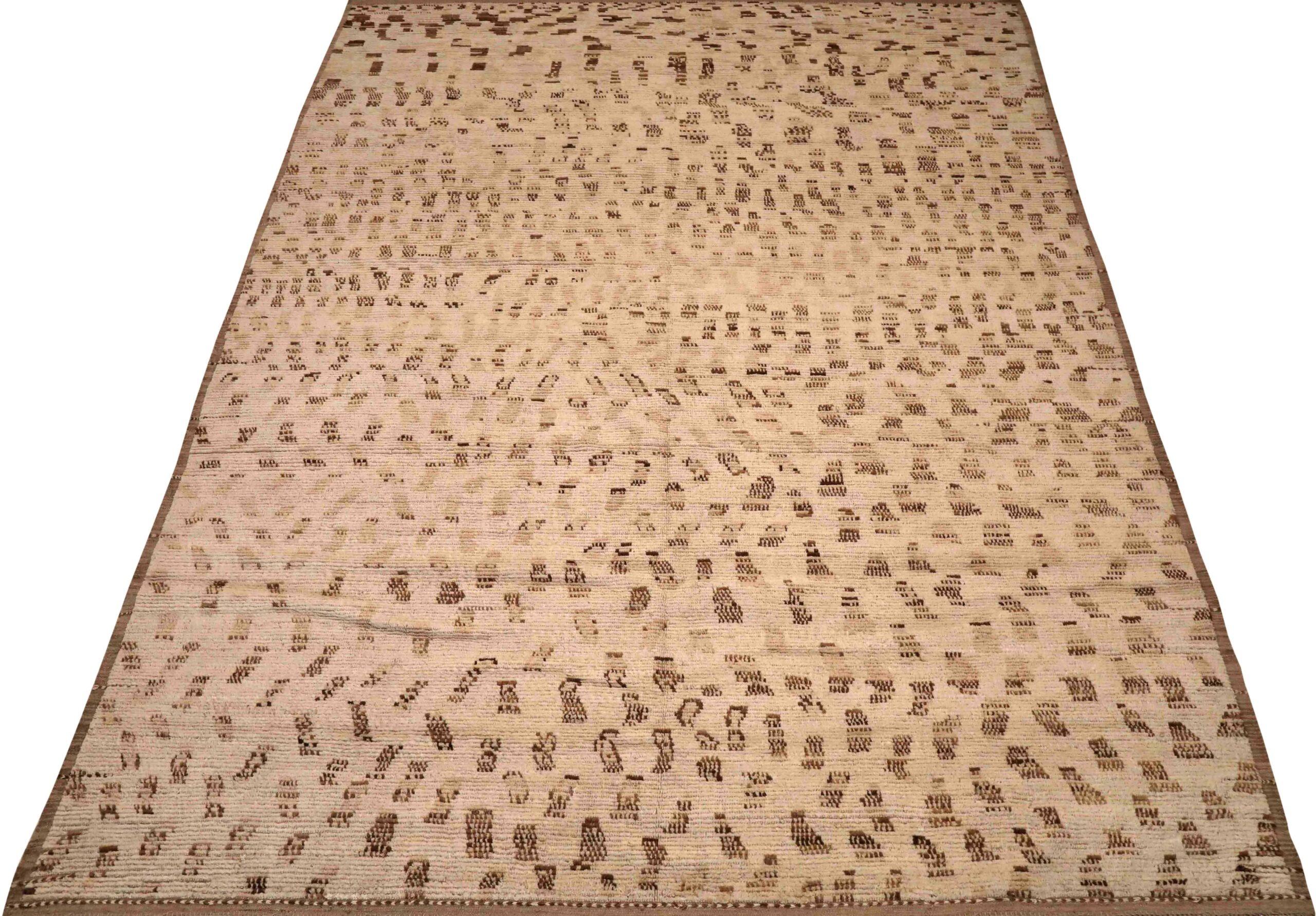 Scopri l'eleganza dell'Afghanistan marocchino con i tappeti CIRCA del 1990. Progettato in lana e marrone-avorio, questo design esclusivo è perfetto per valorizzare il tuo spazio.