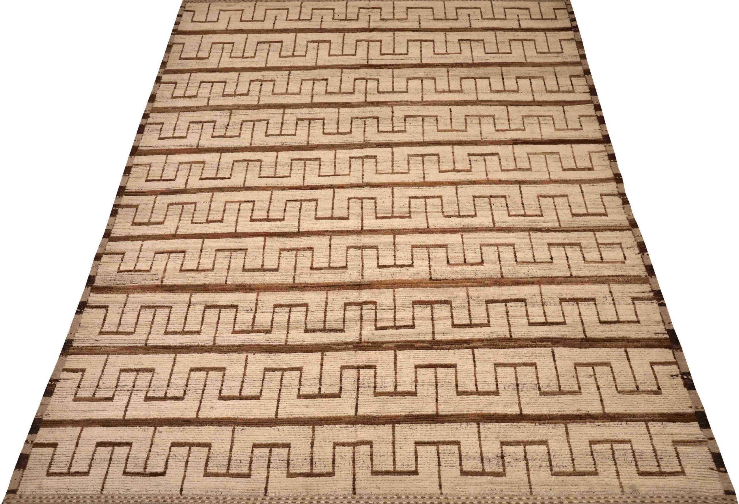 Scopri l'eleganza dell'Afghanistan marocchino con i tappeti CIRCA del 1990. Progettato in lana e marrone-avorio, questo design esclusivo è perfetto per valorizzare il tuo spazio.