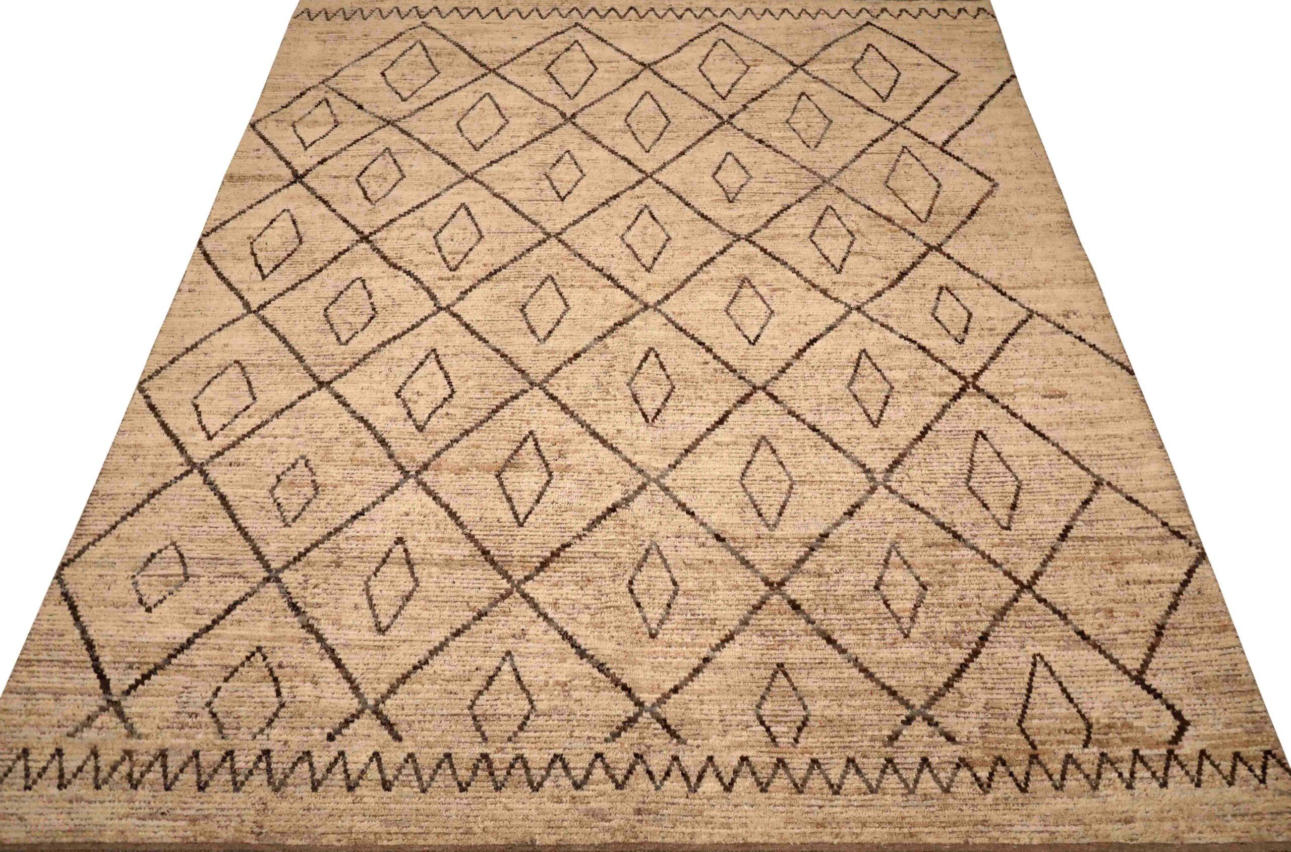 Scopri l'eleganza dell'Afghanistan marocchino con i tappeti CIRCA del 1990. Progettato in lana e marrone-avorio, questo design esclusivo è perfetto per valorizzare il tuo spazio.