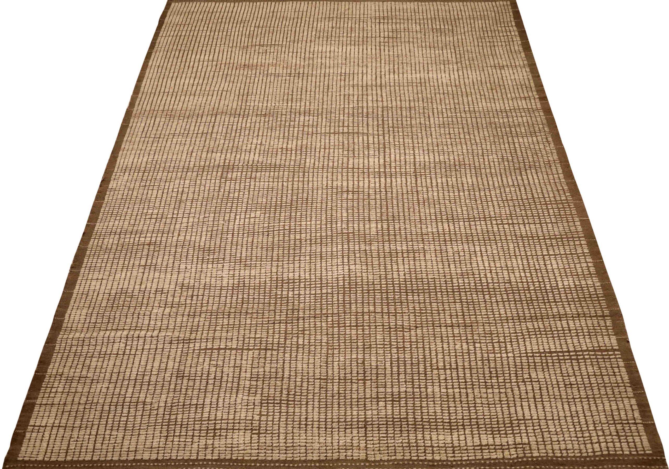 Descubre la elegancia de las alfombras marroquíes de Afganistán de Circa 1990. Diseñado con lana y marrón-marfil, este diseño exclusivo es perfecto para realzar tu espacio.