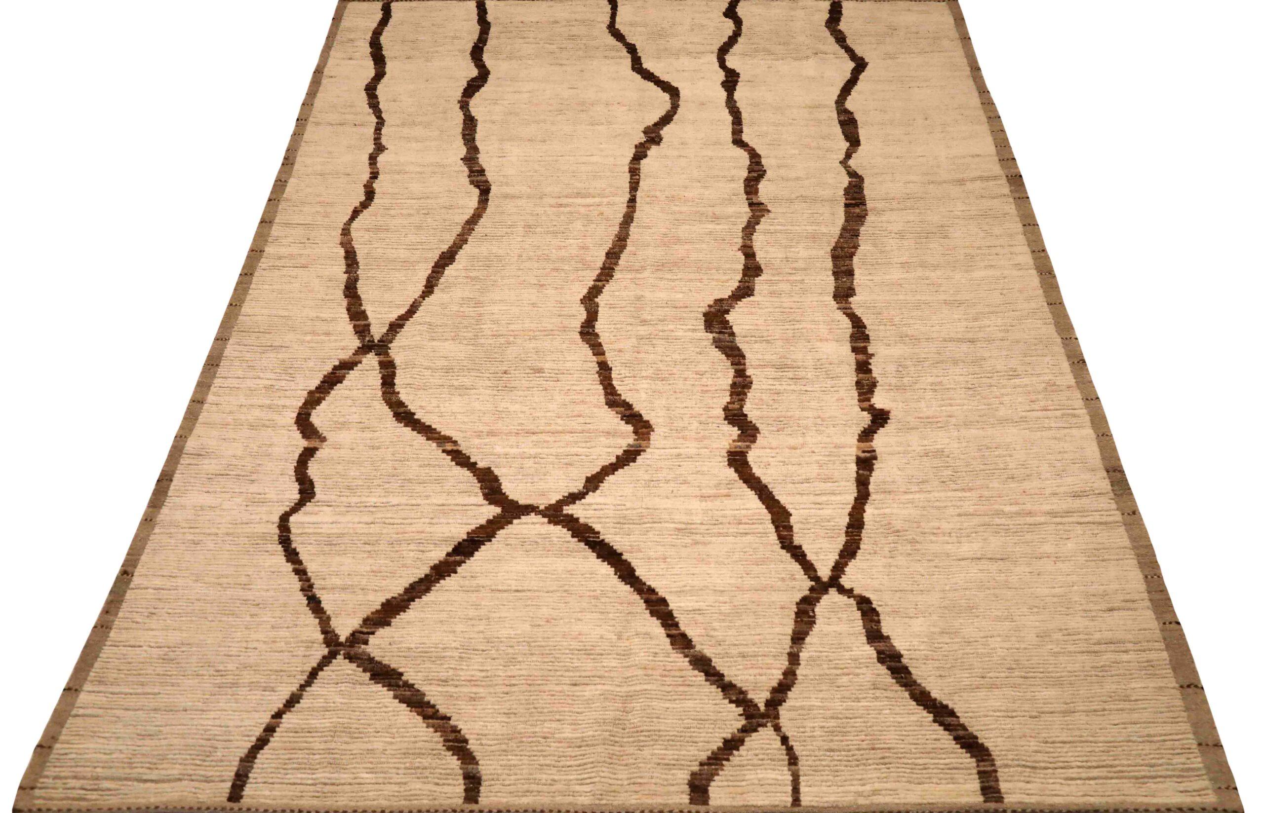 Entdecken Sie die Eleganz der marokkanischen Teppiche aus Afghanistan, die um 1990 entstanden sind. Dieses exklusive Design aus Wolle und Braun-Elfenbein ist perfekt, um Ihren Raum zu verschönern.