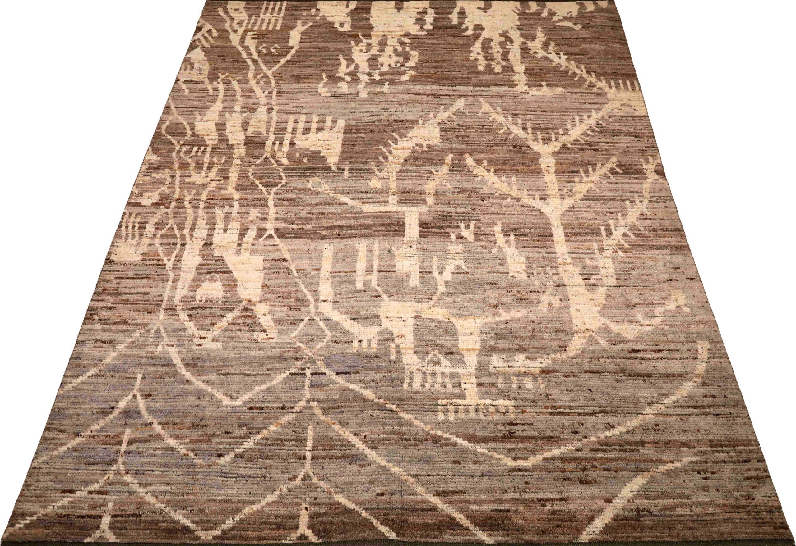 Scopri l'eleganza dell'Afghanistan marocchino con i tappeti CIRCA del 1990. Progettato in lana e marrone-avorio, questo design esclusivo è perfetto per valorizzare il tuo spazio.