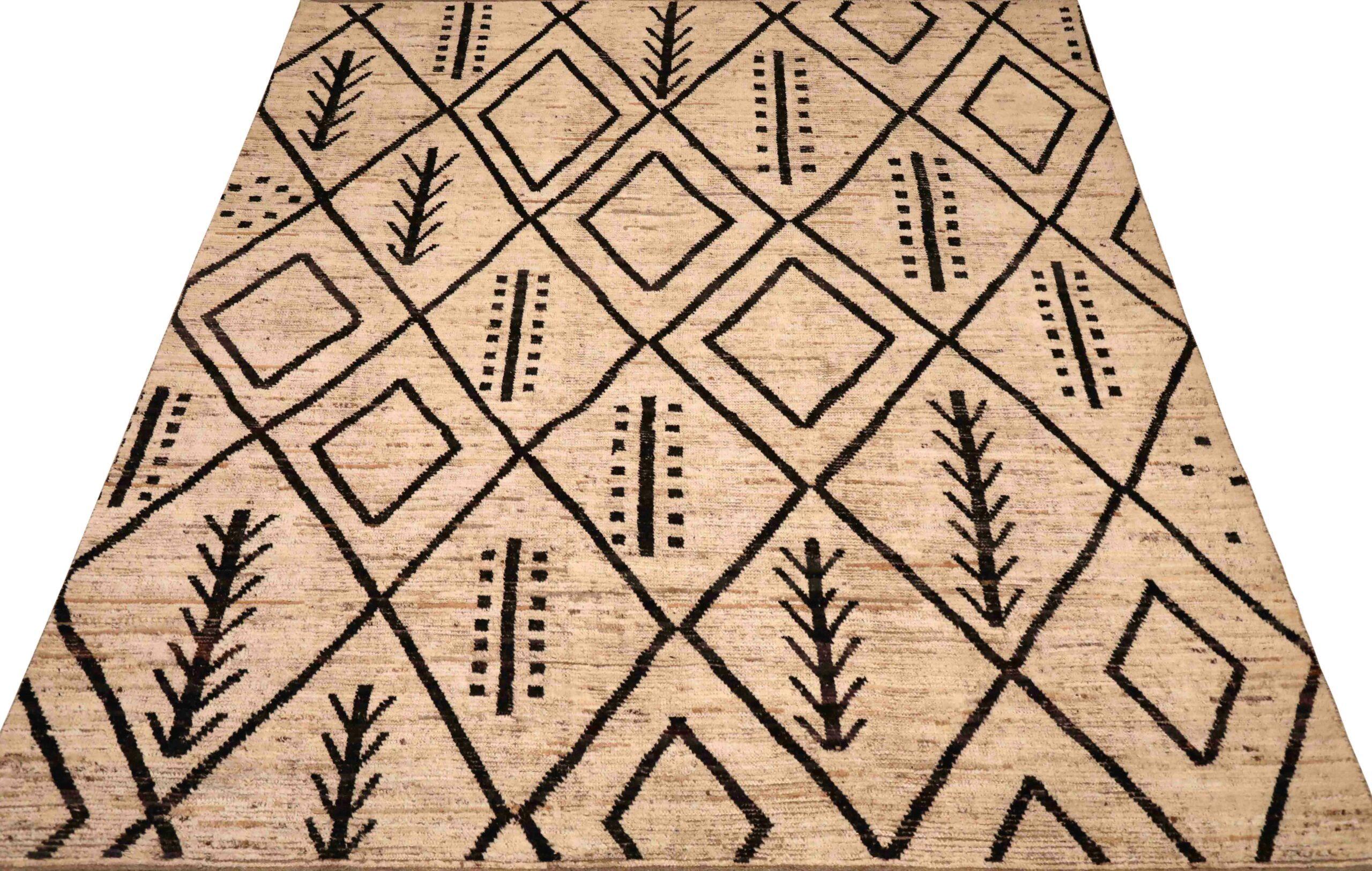 Scopri l'eleganza dell'Afghanistan marocchino con i tappeti CIRCA del 1990. Progettato in lana e marrone-avorio, questo design esclusivo è perfetto per valorizzare il tuo spazio.