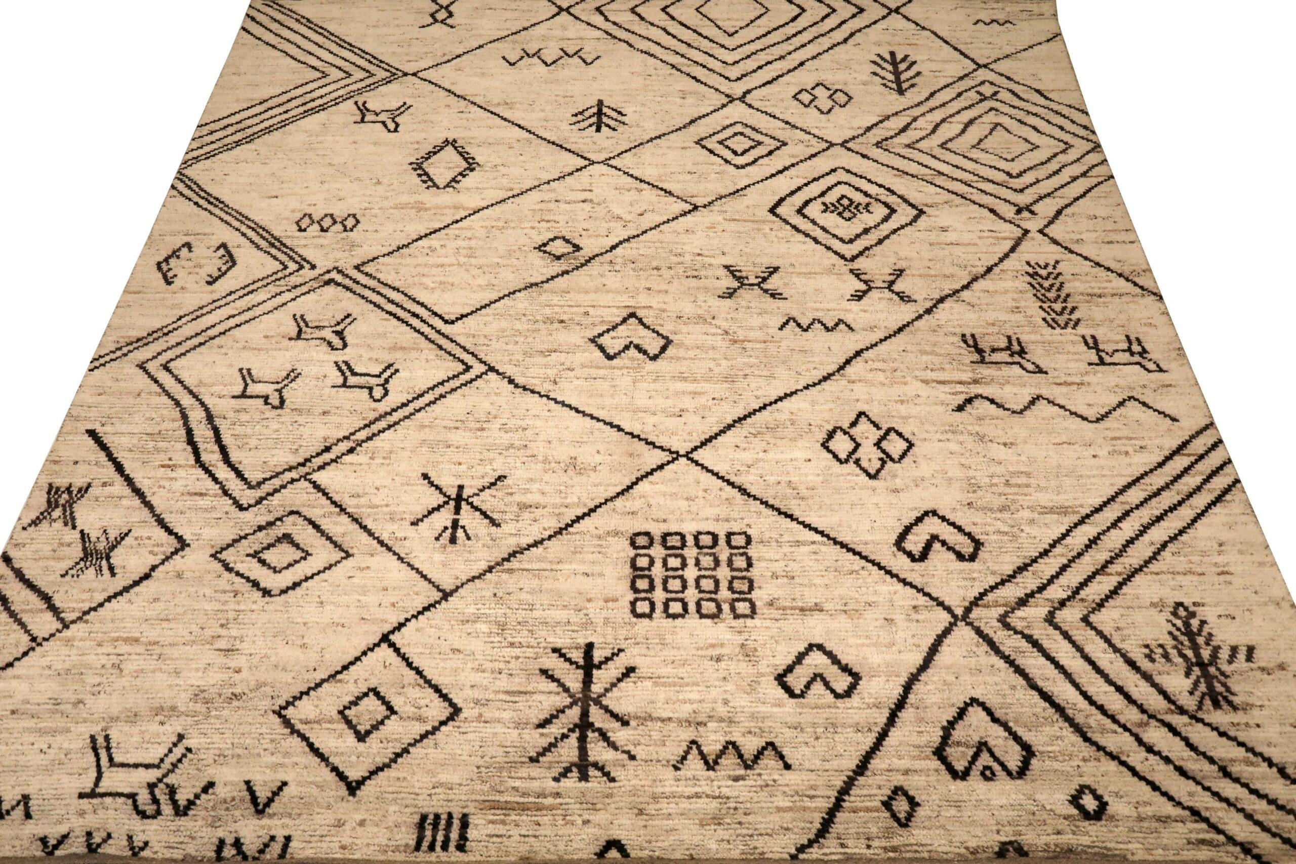 Entdecken Sie die Eleganz der marokkanischen Teppiche aus Afghanistan, die um 1990 entstanden sind. Dieses exklusive Design aus Wolle und Braun-Elfenbein ist perfekt, um Ihren Raum zu verschönern.