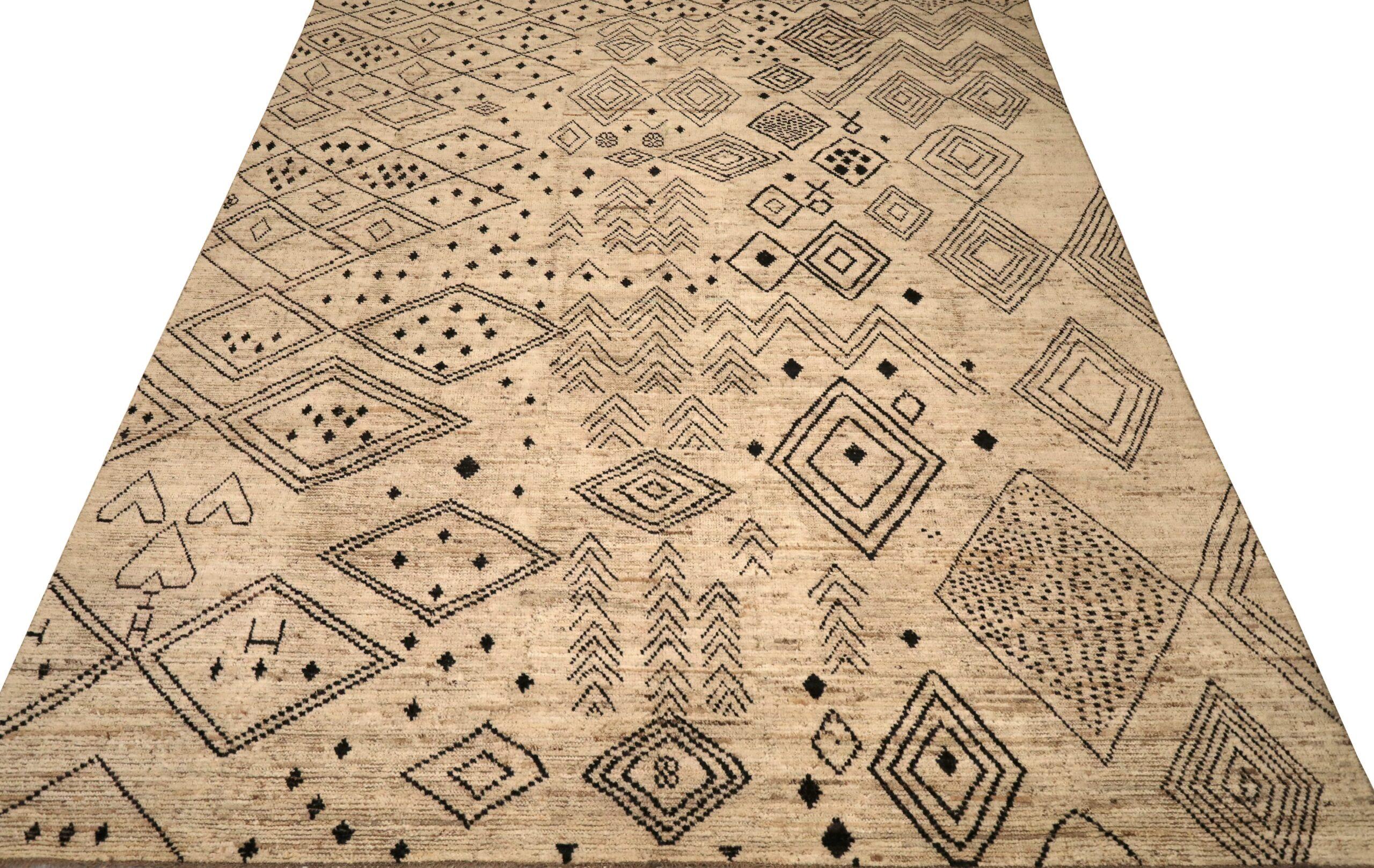 Entdecken Sie die Eleganz der marokkanischen Teppiche aus Afghanistan, die um 1990 entstanden sind. Dieses exklusive Design aus Wolle und Braun-Elfenbein ist perfekt, um Ihren Raum zu verschönern.
