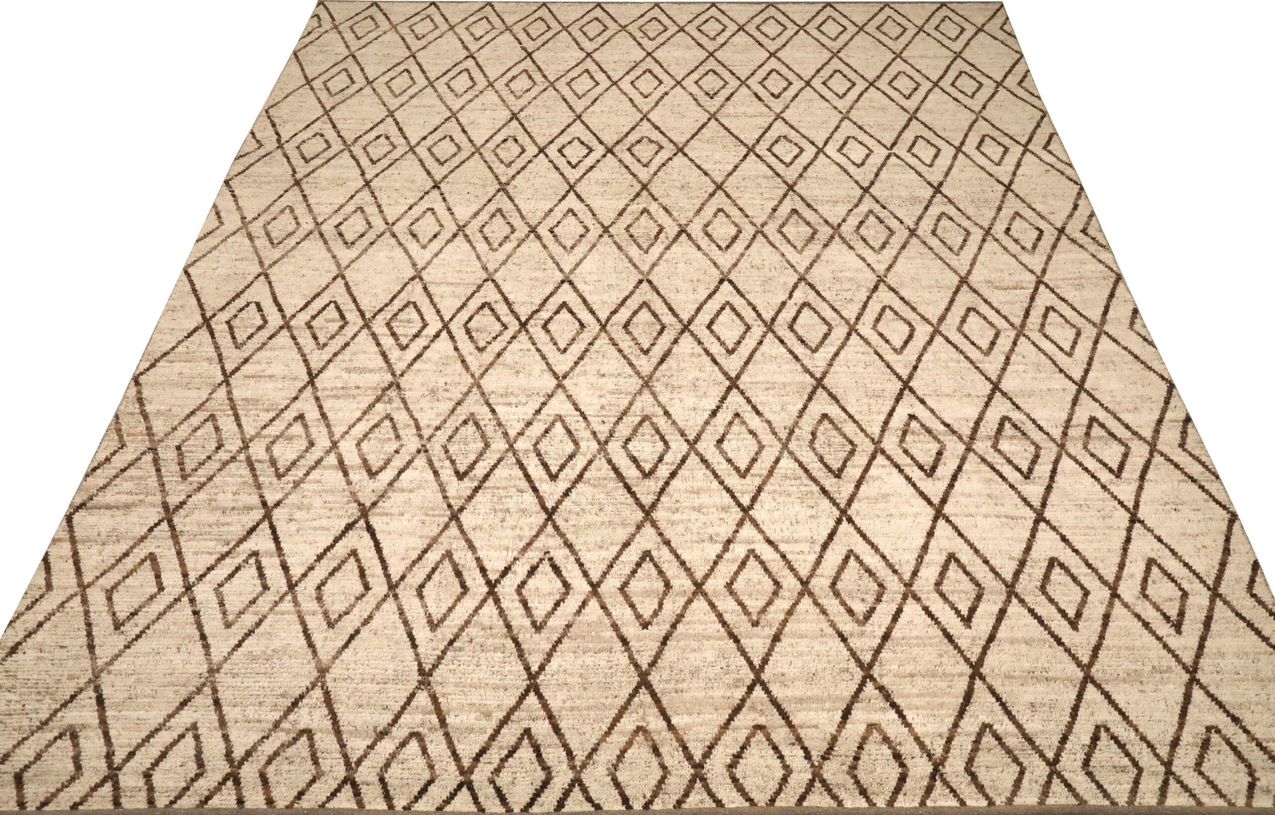 Descubre la elegancia de las alfombras marroquíes de Afganistán de Circa 1990. Diseñado con lana y marrón-marfil, este diseño exclusivo es perfecto para realzar tu espacio.