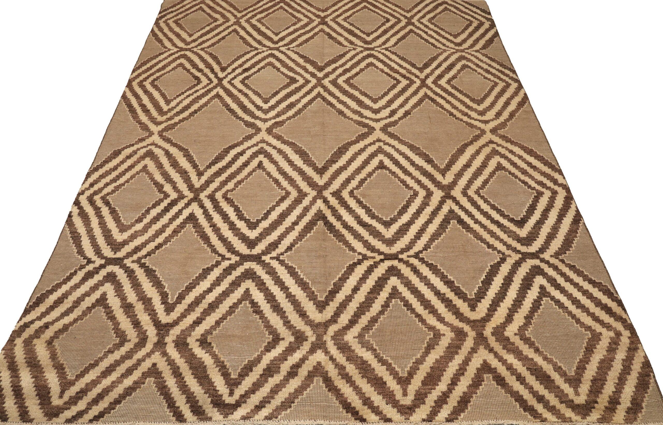 Descubre la elegancia de las alfombras marroquíes de Afganistán de Circa 1990. Diseñado con lana y marrón-marfil, este diseño exclusivo es perfecto para realzar tu espacio.