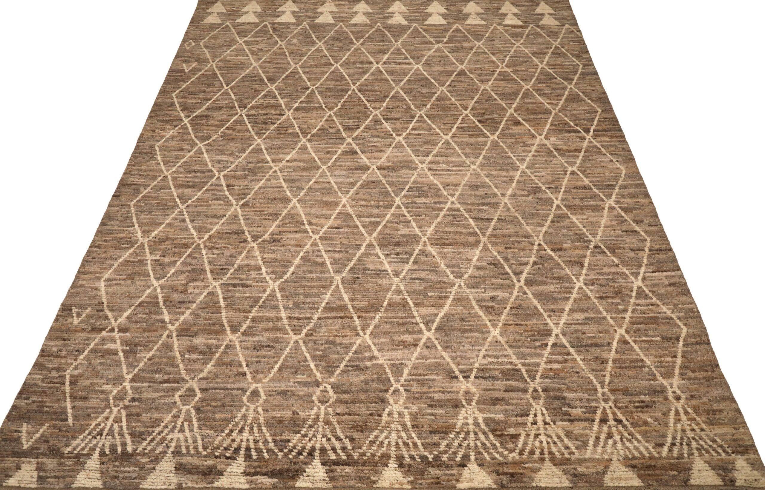 Descubre la elegancia de las alfombras marroquíes de Afganistán de Circa 1990. Diseñado con lana y marrón-marfil, este diseño exclusivo es perfecto para realzar tu espacio.