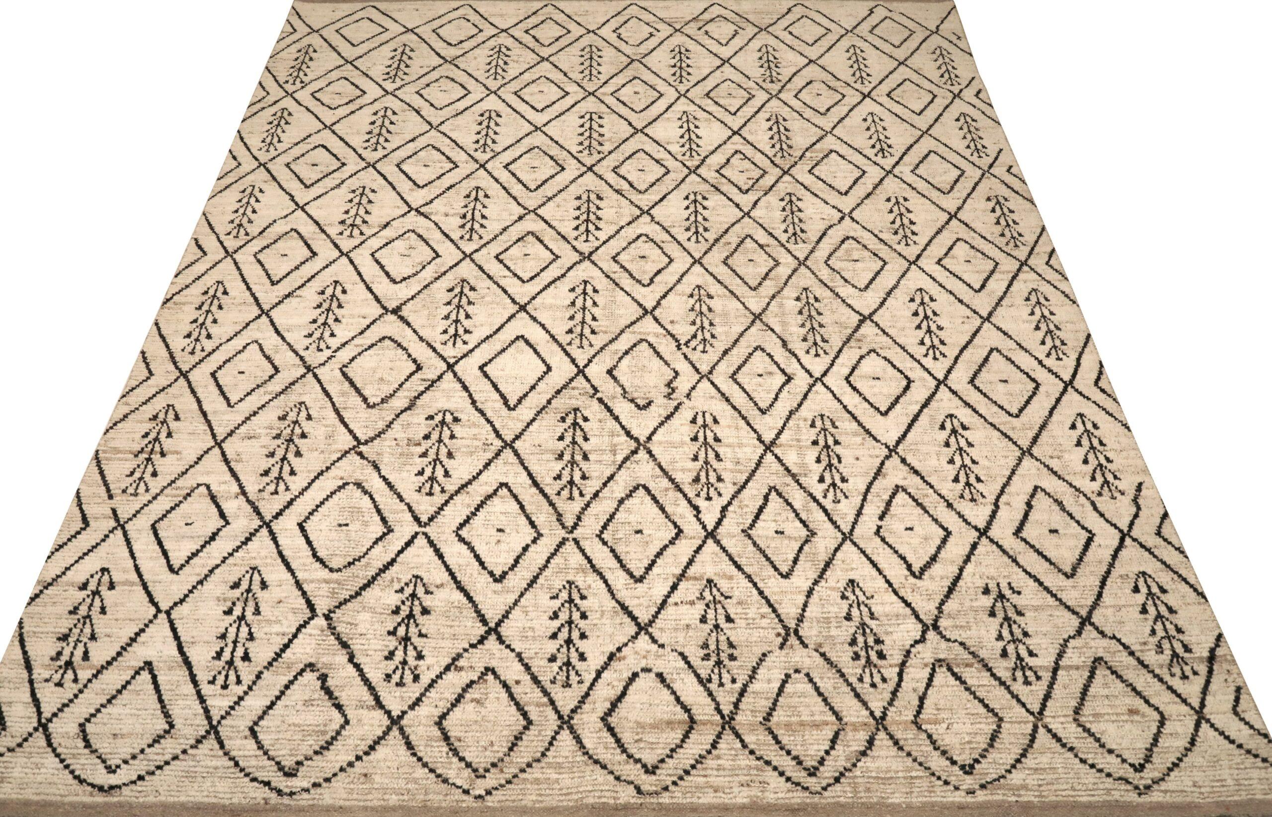 Descubre la elegancia de las alfombras marroquíes de Afganistán de Circa 1990. Diseñado con lana y marrón-marfil, este diseño exclusivo es perfecto para realzar tu espacio.