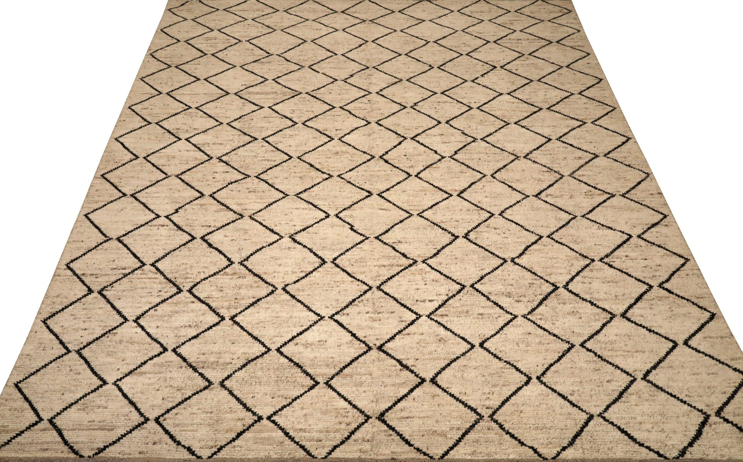 Scopri l'eleganza dell'Afghanistan marocchino con i tappeti CIRCA del 1990. Progettato in lana e marrone-avorio, questo design esclusivo è perfetto per valorizzare il tuo spazio.