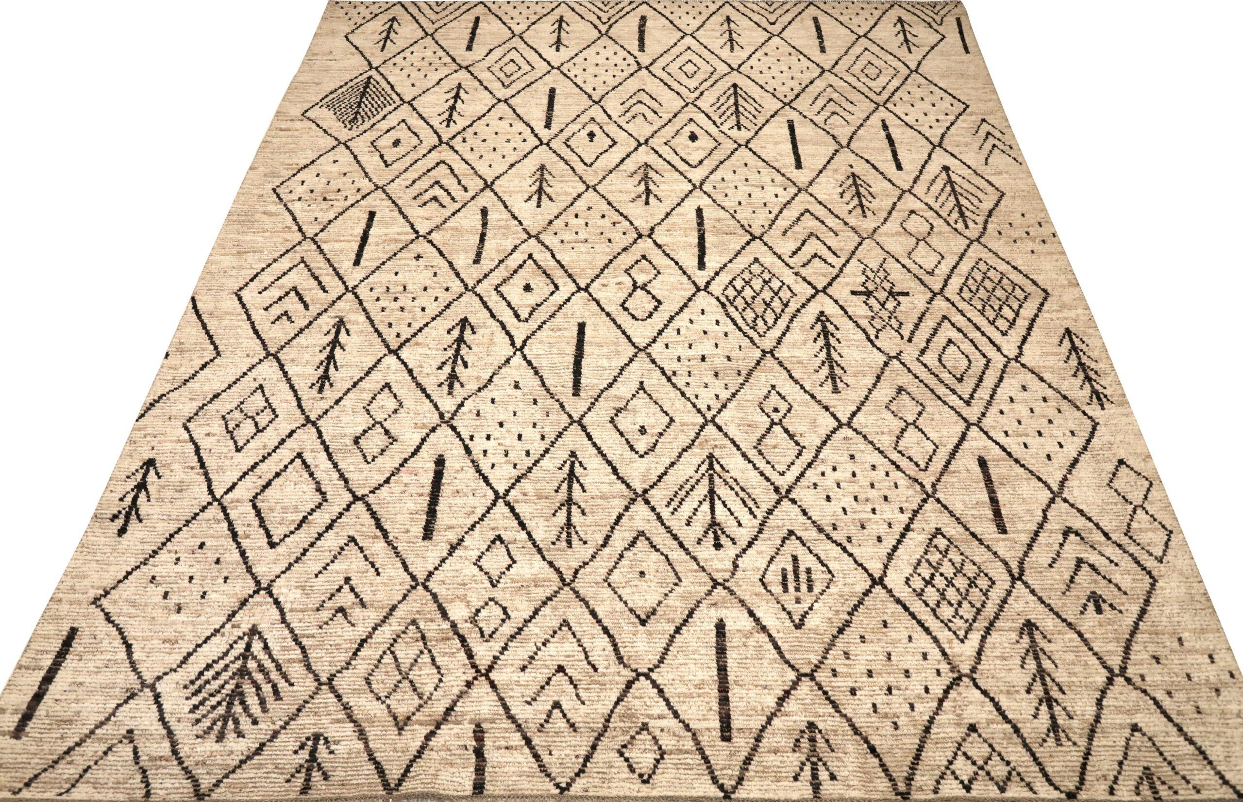 Scopri l'eleganza dell'Afghanistan marocchino con i tappeti CIRCA del 1990. Progettato in lana e marrone-avorio, questo design esclusivo è perfetto per valorizzare il tuo spazio.
