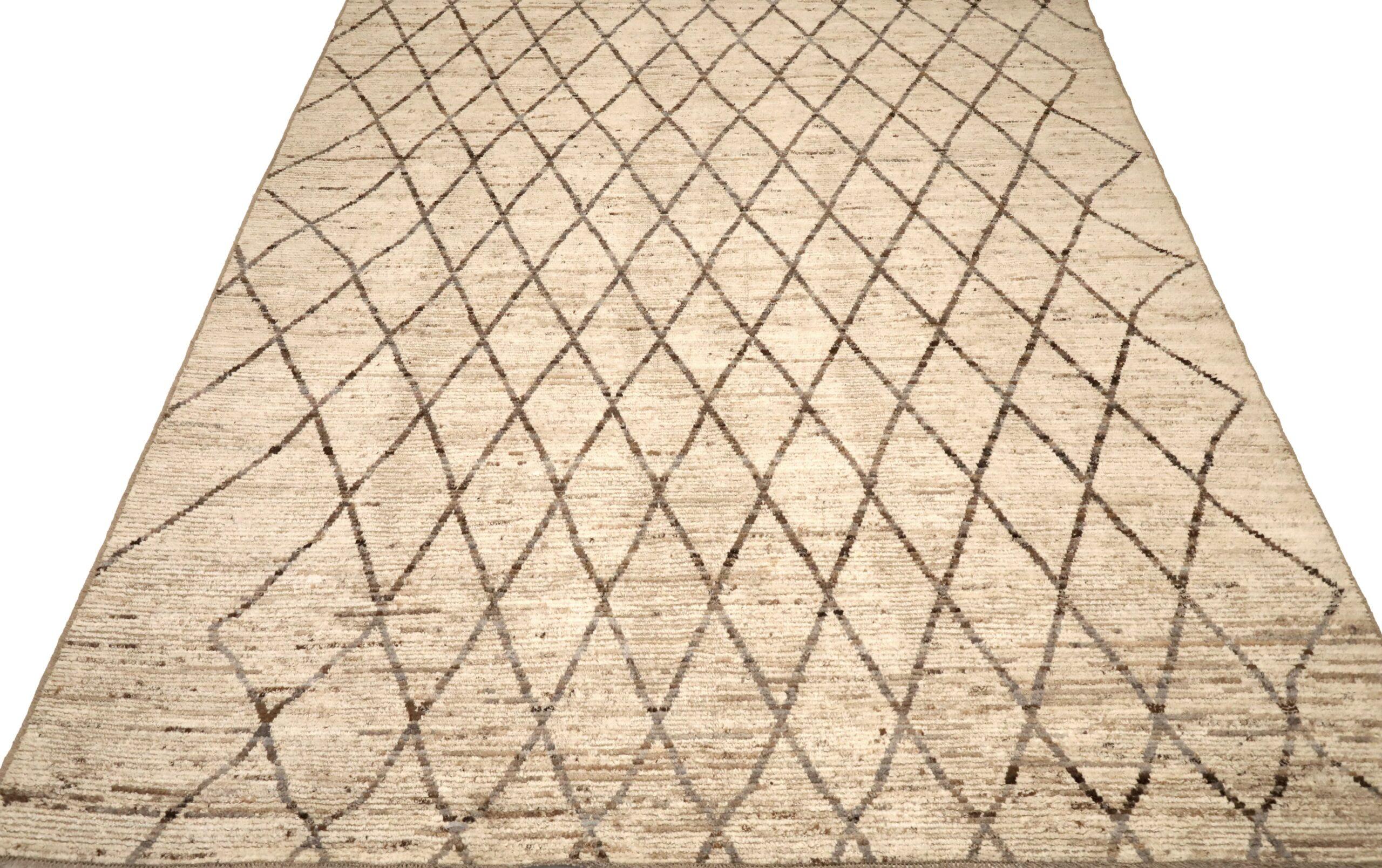 Scopri l'eleganza dell'Afghanistan marocchino con i tappeti CIRCA del 1990. Progettato in lana e marrone-avorio, questo design esclusivo è perfetto per valorizzare il tuo spazio.