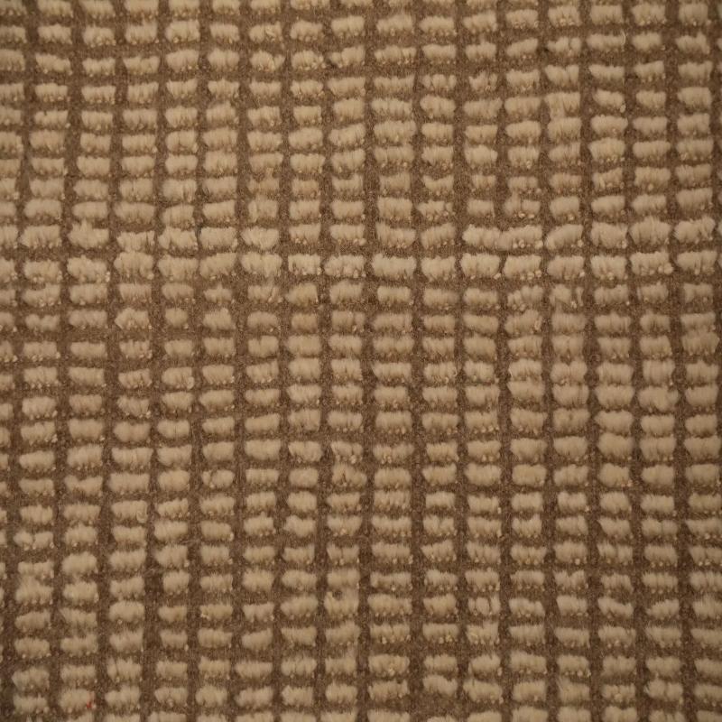 Entdecken Sie die Eleganz der marokkanischen Teppiche aus Afghanistan, die um 1990 entstanden sind. Dieses exklusive Design aus Wolle und Braun-Elfenbein ist perfekt, um Ihren Raum zu verschönern.