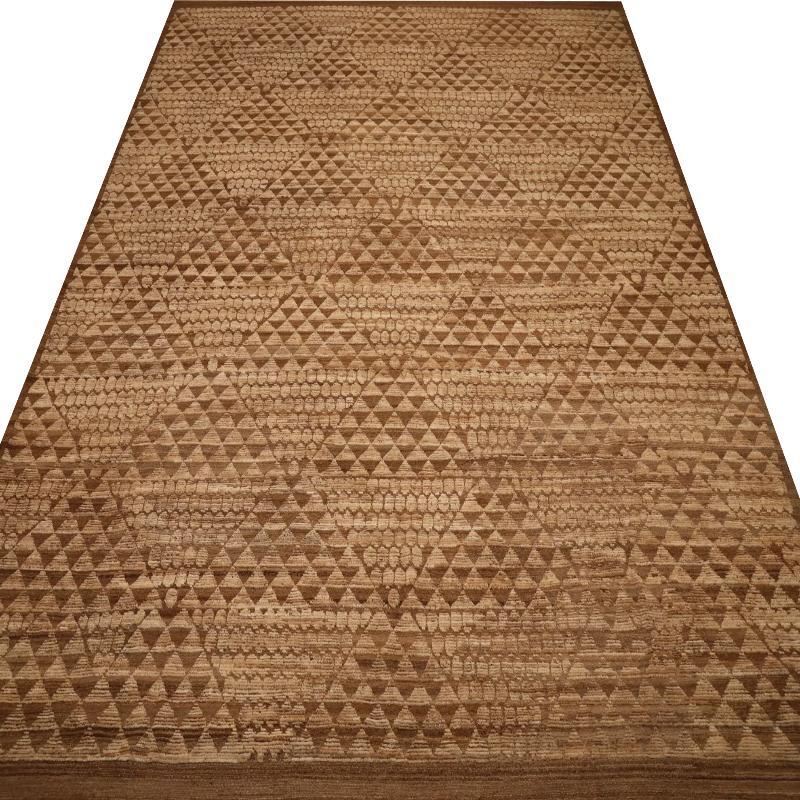 Scopri l'eleganza dell'Afghanistan marocchino con i tappeti CIRCA del 1990. Progettato in lana e marrone-avorio, questo design esclusivo è perfetto per valorizzare il tuo spazio.
