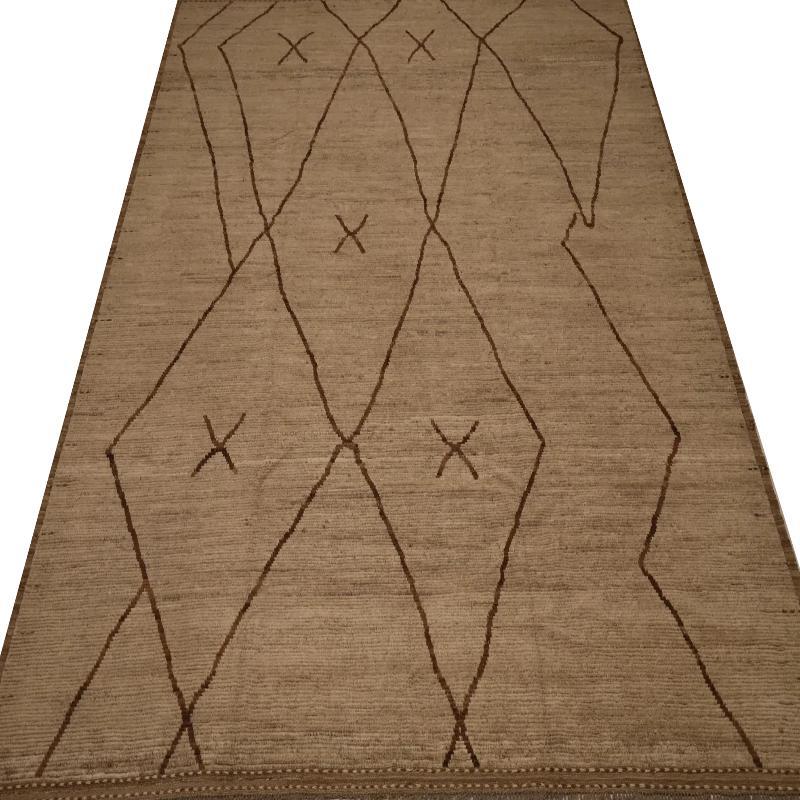 Scopri l'eleganza dell'Afghanistan marocchino con i tappeti CIRCA del 1990. Progettato in lana e marrone-avorio, questo design esclusivo è perfetto per valorizzare il tuo spazio.