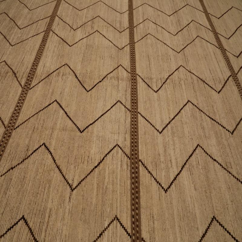 Découvrez l'élégance des tapis d'Afghanistan à motifs marocains de Circa 1990. Conçu avec de la laine et du Design/One, ce design exclusif est parfait pour mettre en valeur votre espace.