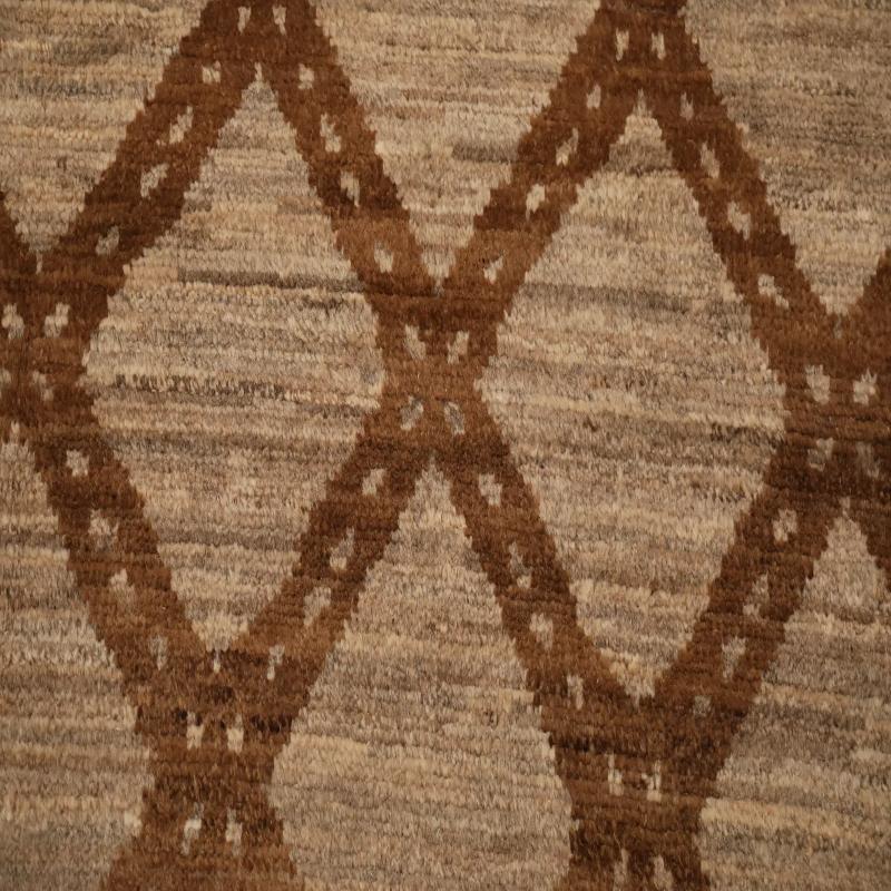 Scopri l'eleganza dell'Afghanistan marocchino con i tappeti CIRCA del 1990. Progettato con Lana e Marrone-Taupe, questo design esclusivo è perfetto per valorizzare il tuo spazio.