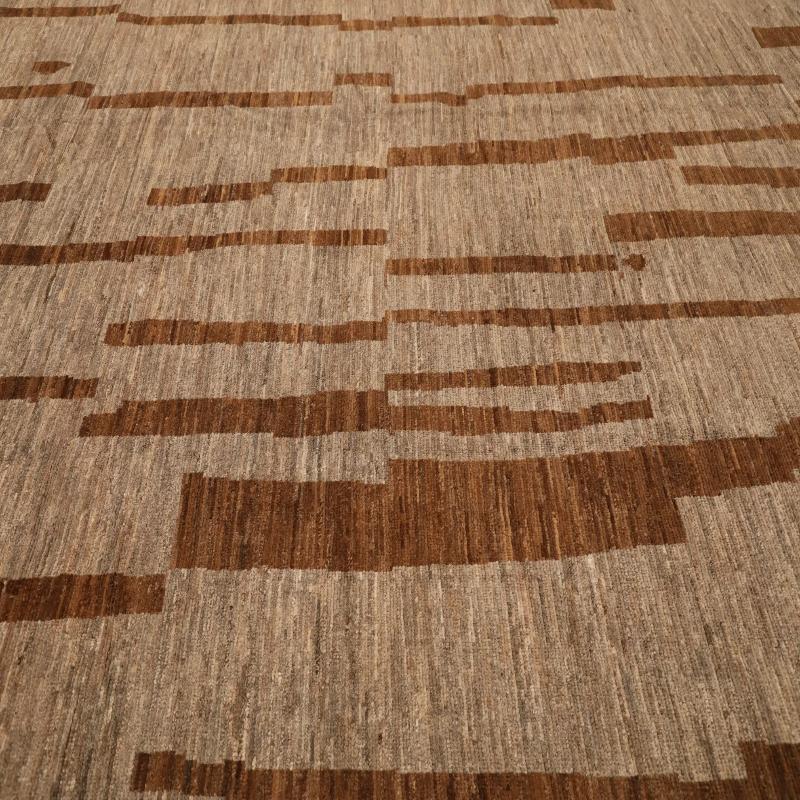 Entdecken Sie die Eleganz der marokkanischen Teppiche aus Afghanistan, die um 1990 entstanden sind. Dieses exklusive Design aus Wolle und BrownTaupe ist perfekt, um Ihren Raum zu verschönern.