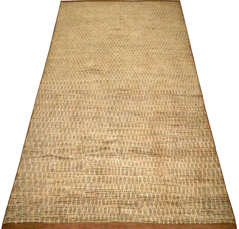 Entdecken Sie die Eleganz der marokkanischen Teppiche aus Afghanistan, die um 1990 entstanden sind. Dieses exklusive Design aus Wolle und Grau-Elfenbein ist perfekt, um Ihren Raum zu verschönern.