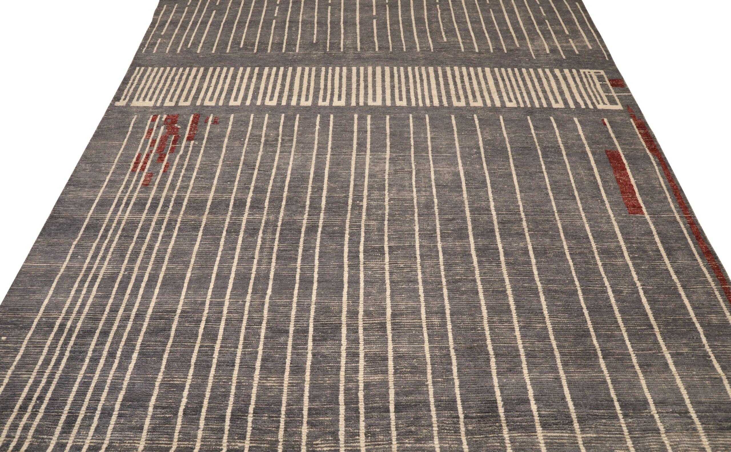 Descubre la elegancia de las alfombras marroquíes de Afganistán de Circa 1990. Diseñado con lana y gris-marfil, este diseño exclusivo es perfecto para realzar tu espacio.