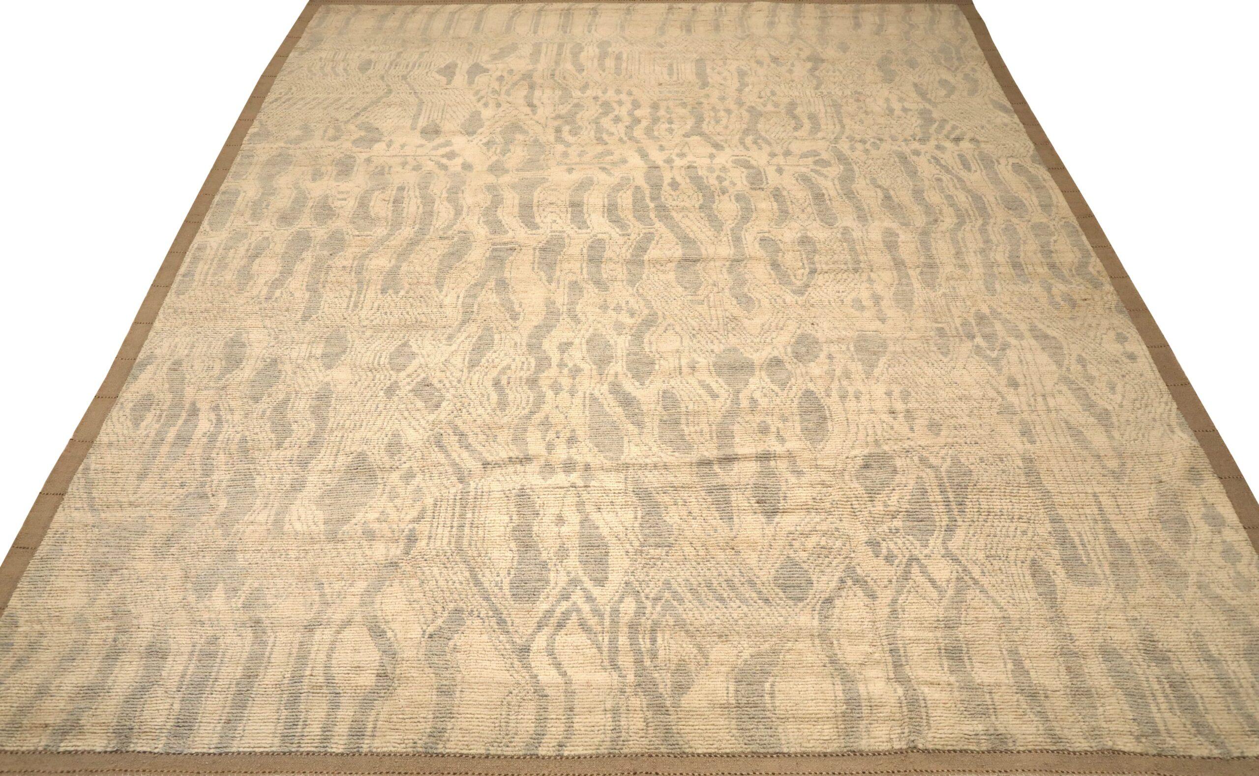 Entdecken Sie die Eleganz der marokkanischen Teppiche aus Afghanistan, die um 1990 entstanden sind. Dieses exklusive Design aus Wolle und Grau-Elfenbein ist perfekt, um Ihren Raum zu verschönern.