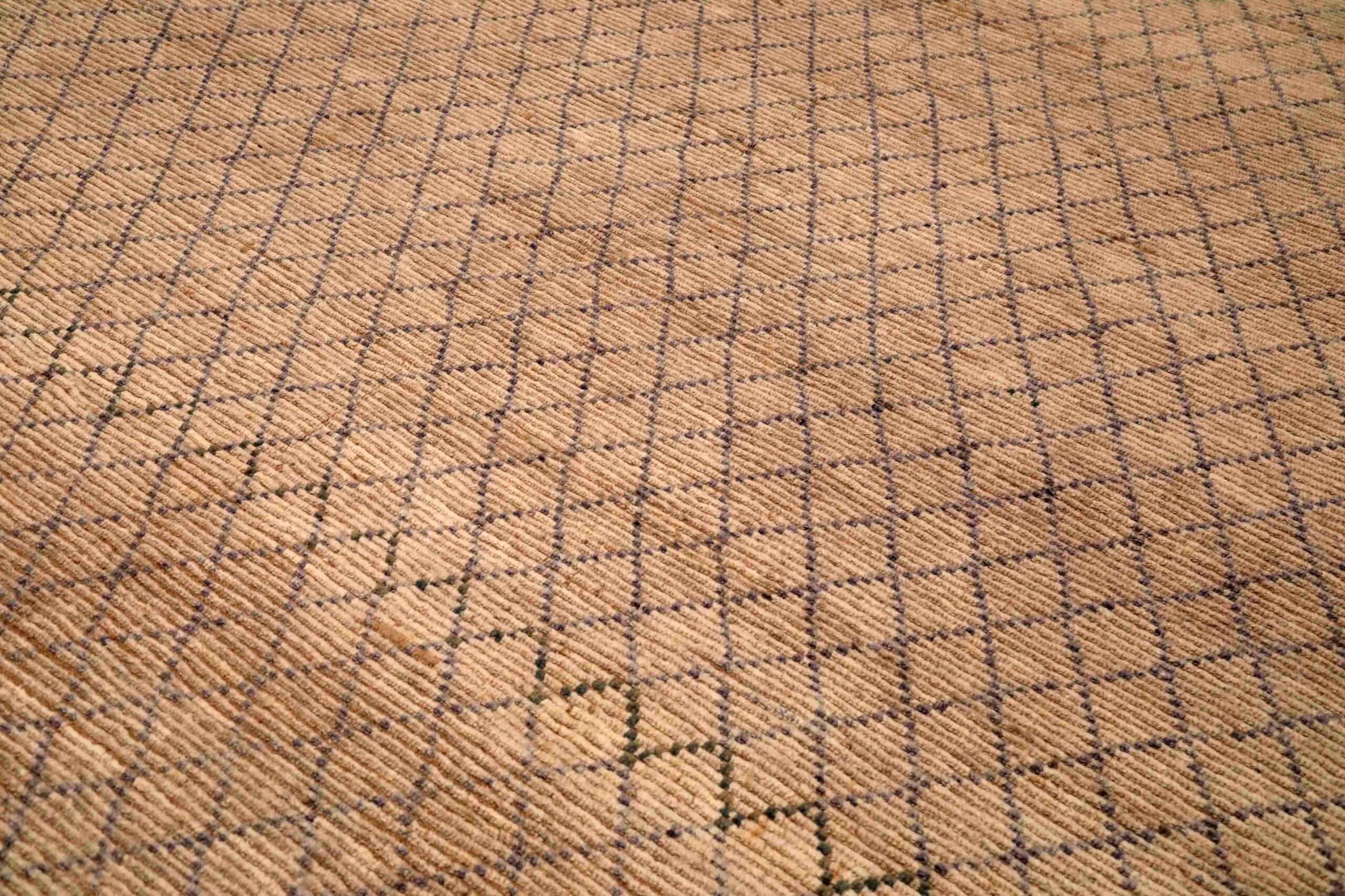 Descubre la elegancia de las alfombras marroquíes de Afganistán de Circa 1990. Diseñado con lana y gris-marfil- topo, este diseño exclusivo es perfecto para realzar tu espacio.