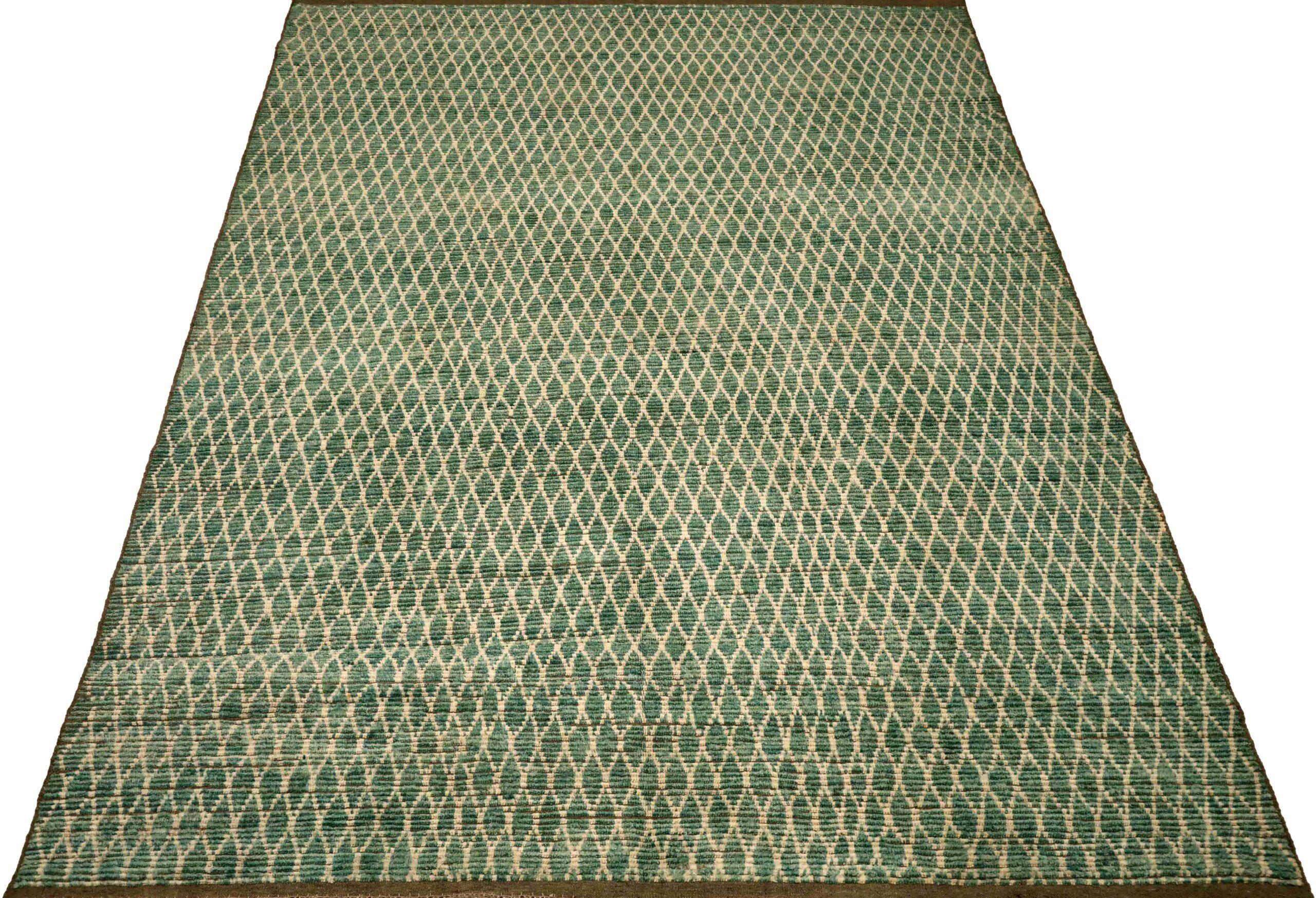 Descubre la elegancia de las alfombras marroquíes de Afganistán de Circa 1990. Diseñado con lana y marfil verde, este diseño exclusivo es perfecto para realzar tu espacio.