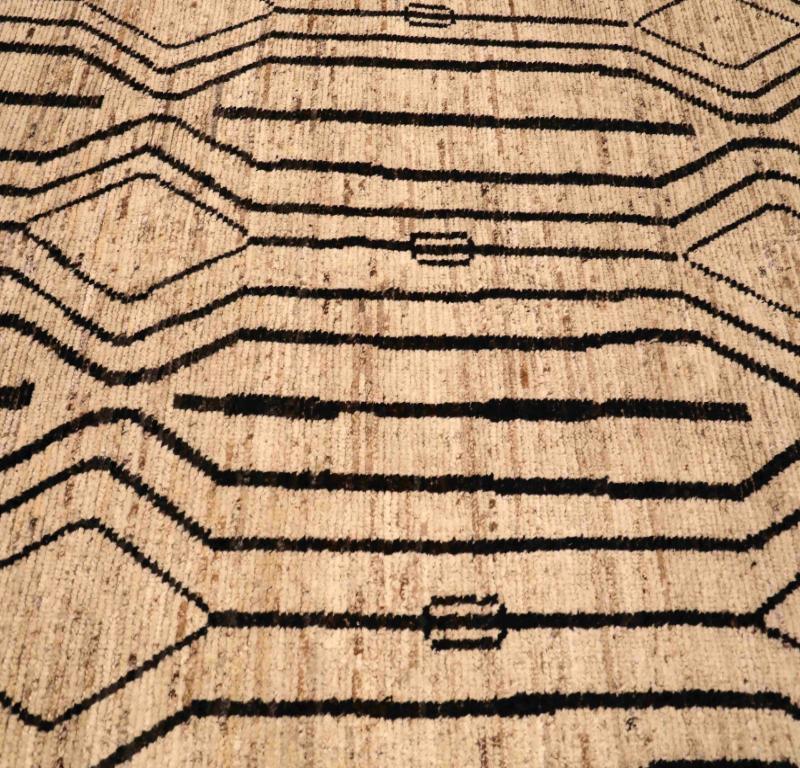 Entdecken Sie die Eleganz der marokkanischen Teppiche aus Afghanistan, die um 1990 entstanden sind. Dieses exklusive Design aus Wolle und Elfenbein ist perfekt, um Ihren Raum zu verschönern.