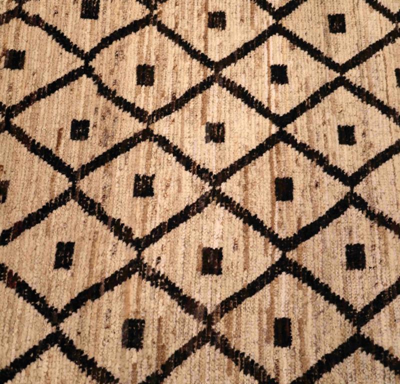 Entdecken Sie die Eleganz der marokkanischen Teppiche aus Afghanistan, die um 1990 entstanden sind. Dieses exklusive Design aus Wolle und Elfenbein ist perfekt, um Ihren Raum zu verschönern.