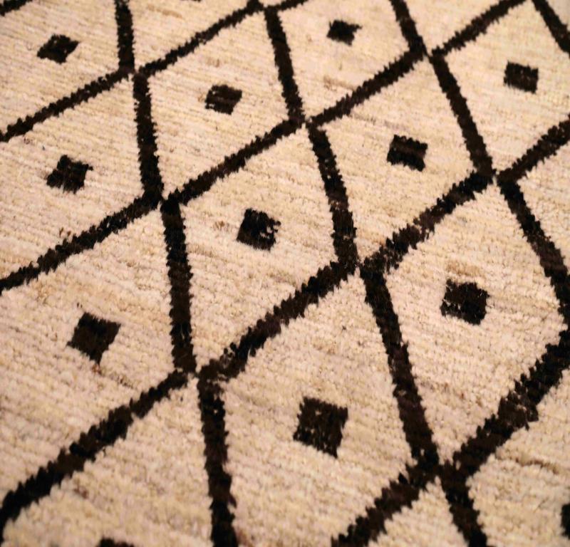 Marokkanische Teppiche aus Afghanistan - Wolle in elfenbeinfarbenem Design - 96368 (Afghanisch) im Angebot