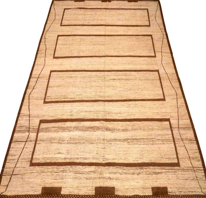 Entdecken Sie die Eleganz der marokkanischen Teppiche aus Afghanistan, die um 1990 entstanden sind. Dieses exklusive Design aus Wolle und Elfenbein ist perfekt, um Ihren Raum zu verschönern.