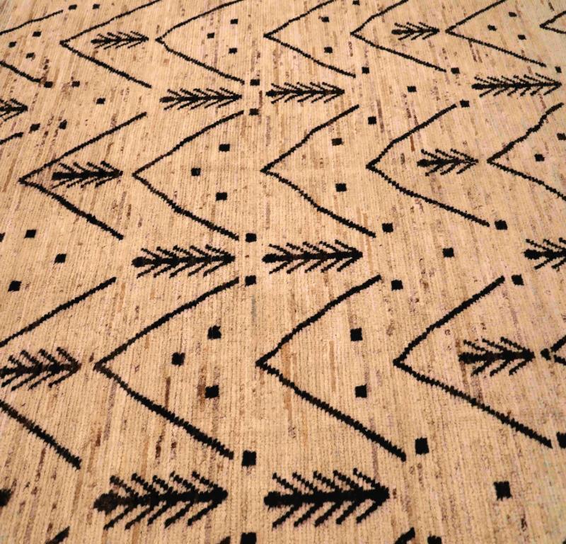 Entdecken Sie die Eleganz der marokkanischen Teppiche aus Afghanistan, die um 1990 entstanden sind. Dieses exklusive Design aus Wolle und Elfenbein ist perfekt, um Ihren Raum zu verschönern.