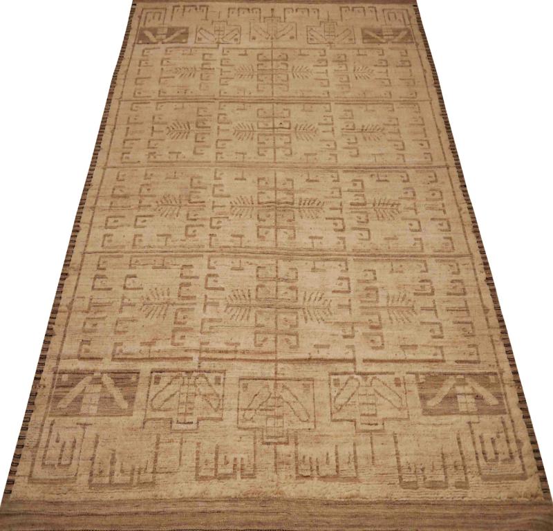 Entdecken Sie die Eleganz der marokkanischen Teppiche aus Afghanistan, die um 1990 entstanden sind. Dieses exklusive Design aus Wolle und Elfenbein ist perfekt, um Ihren Raum zu verschönern.