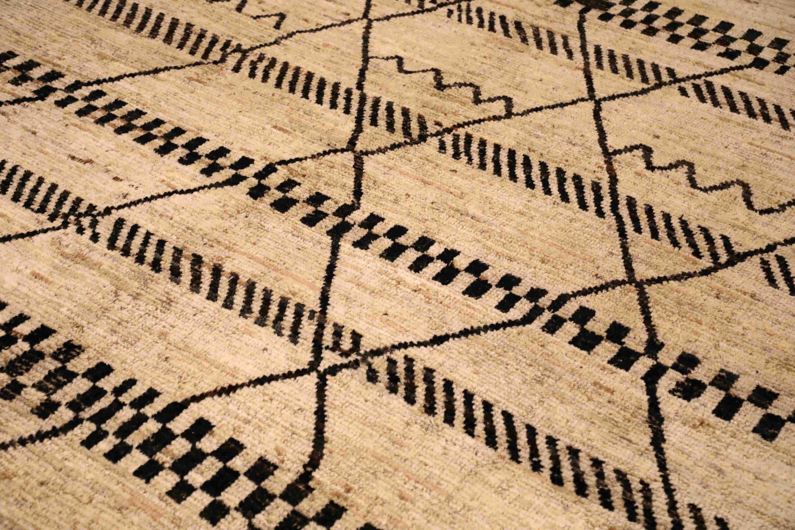 Scopri l'eleganza dell'Afghanistan marocchino con i tappeti CIRCA del 1990. Progettato con lana e avorio, questo design esclusivo è perfetto per valorizzare il tuo spazio.