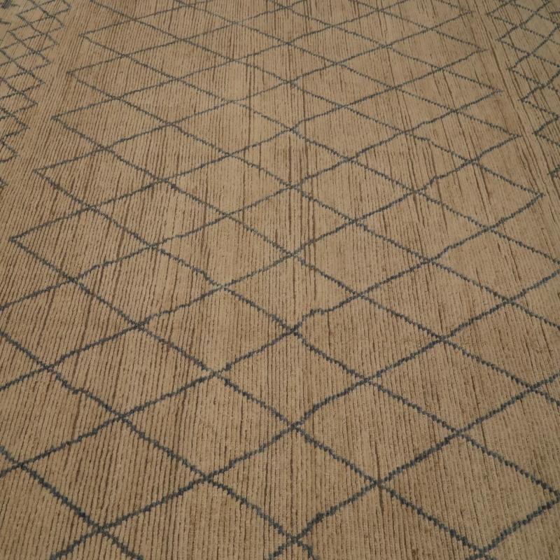 Entdecken Sie die Eleganz der marokkanischen Teppiche aus Afghanistan, die um 1990 entstanden sind. Dieses exklusive Design aus Wolle und Elfenbein ist perfekt, um Ihren Raum zu verschönern.