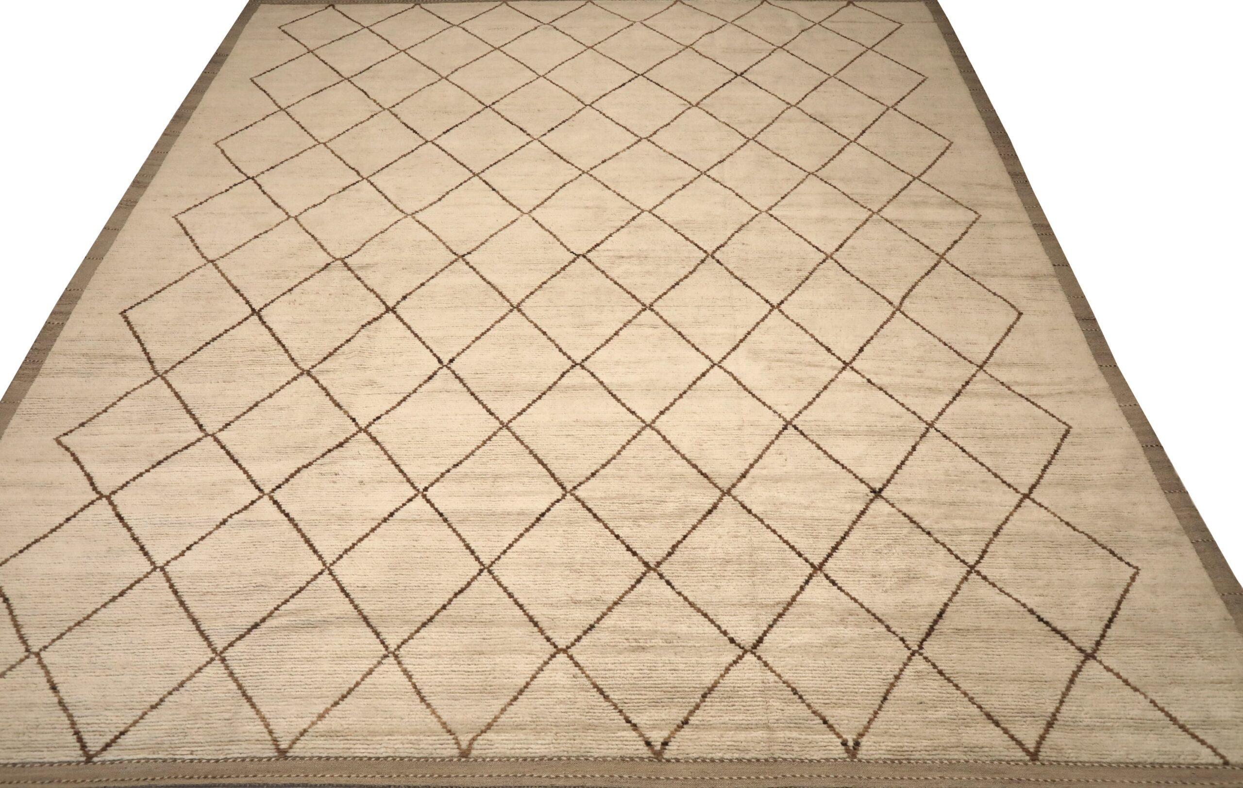 Entdecken Sie die Eleganz der marokkanischen Teppiche aus Afghanistan, die um 1990 entstanden sind. Dieses exklusive Design aus Wolle und Elfenbein ist perfekt, um Ihren Raum zu verschönern.