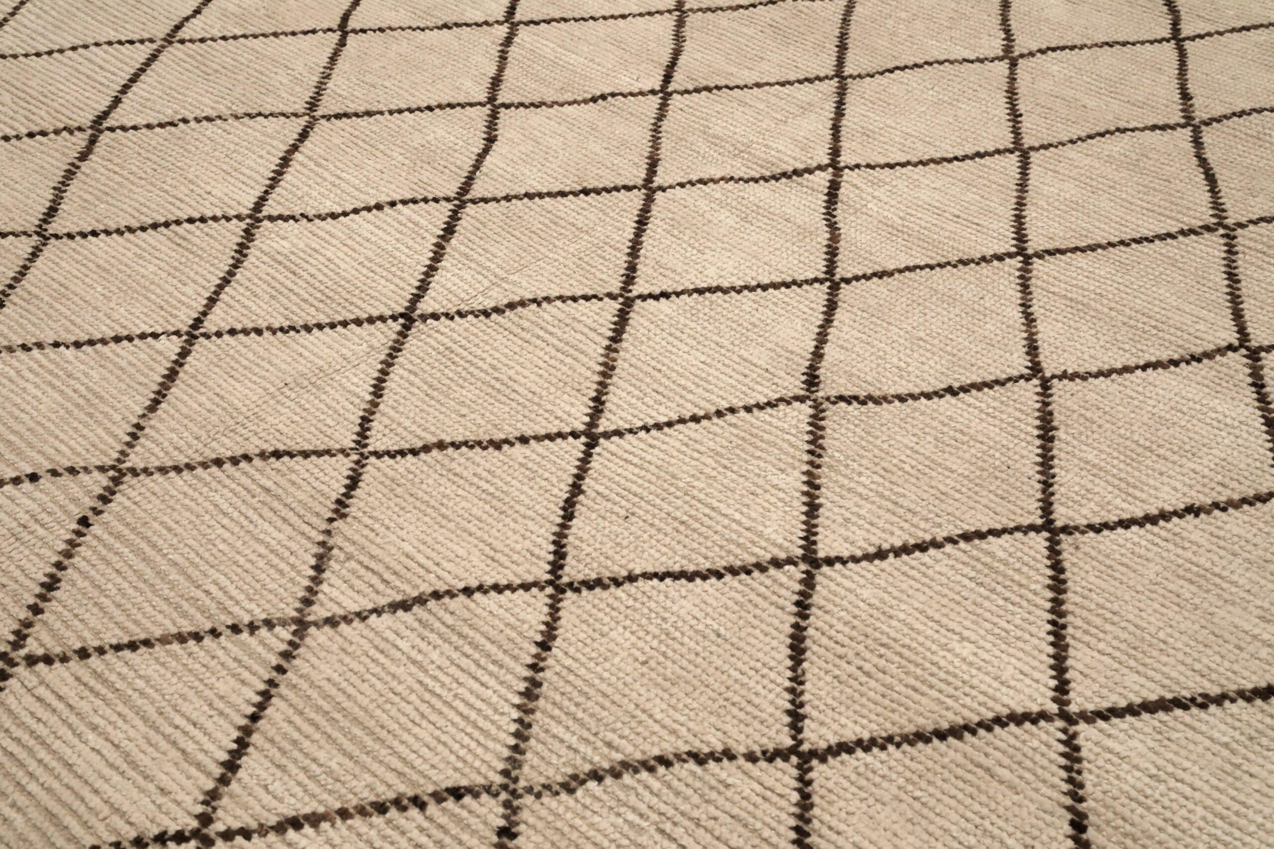 Entdecken Sie die Eleganz der marokkanischen Teppiche aus Afghanistan, die um 1990 entstanden sind. Dieses exklusive Design aus Wolle und Elfenbein ist perfekt, um Ihren Raum zu verschönern.